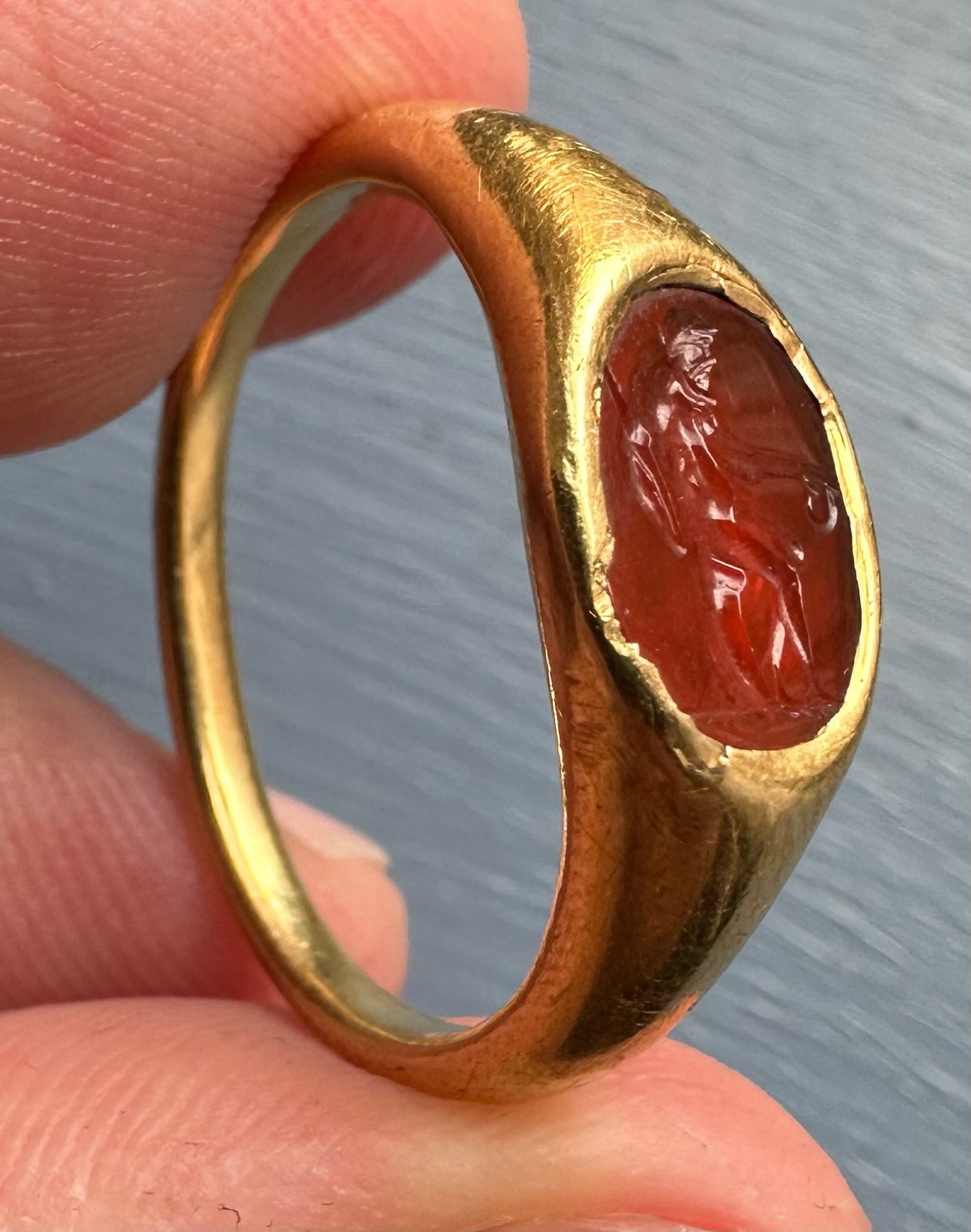 Bague Renaissance tardive (ou antérieure) en or sertie d'une intaille en cornaline. Vieil homme assis Saturne ou Vulcain.