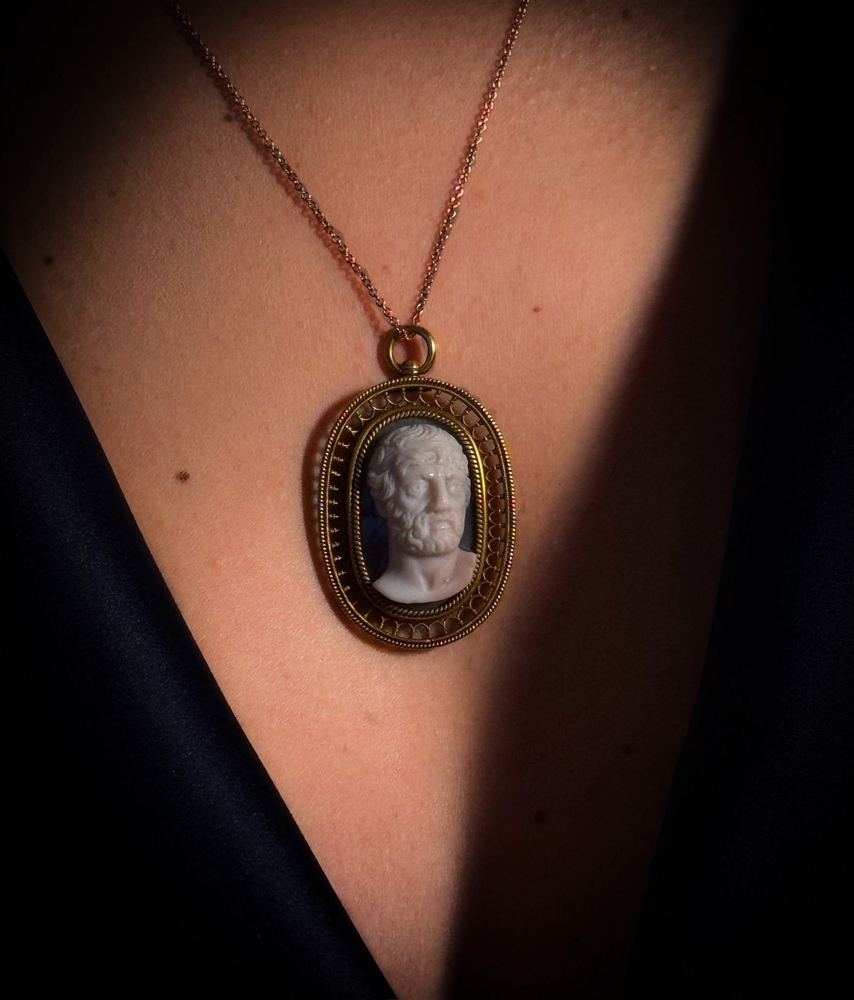 Neoclassical, A Neoclassical gold pendant set with a large agate cameo. Bust of a philosopher.  (19th century)