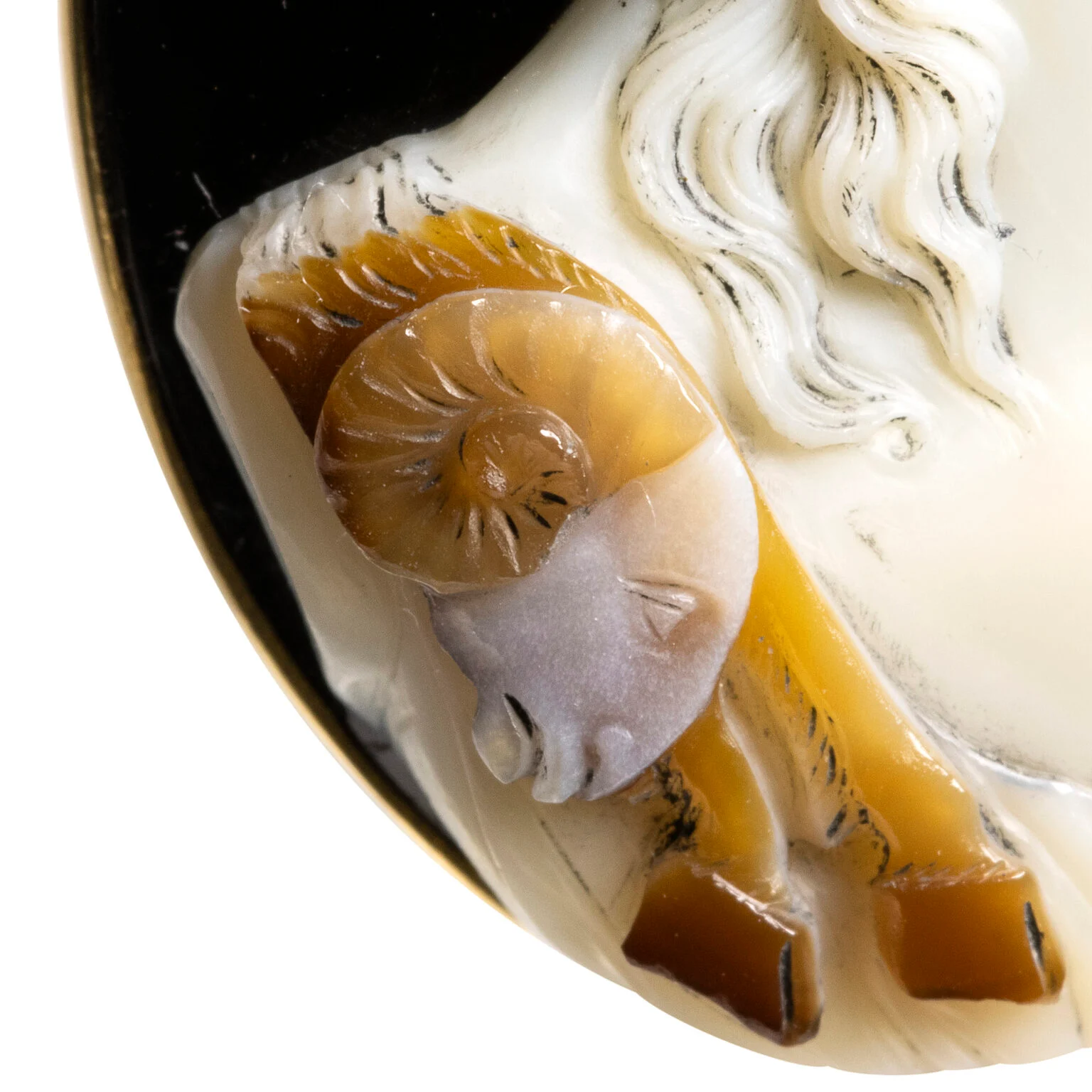 Bague en or sertie d'un large camée sur agate de Luigi Michelini (1798-1858, Rome). Buste de Bacchante. 