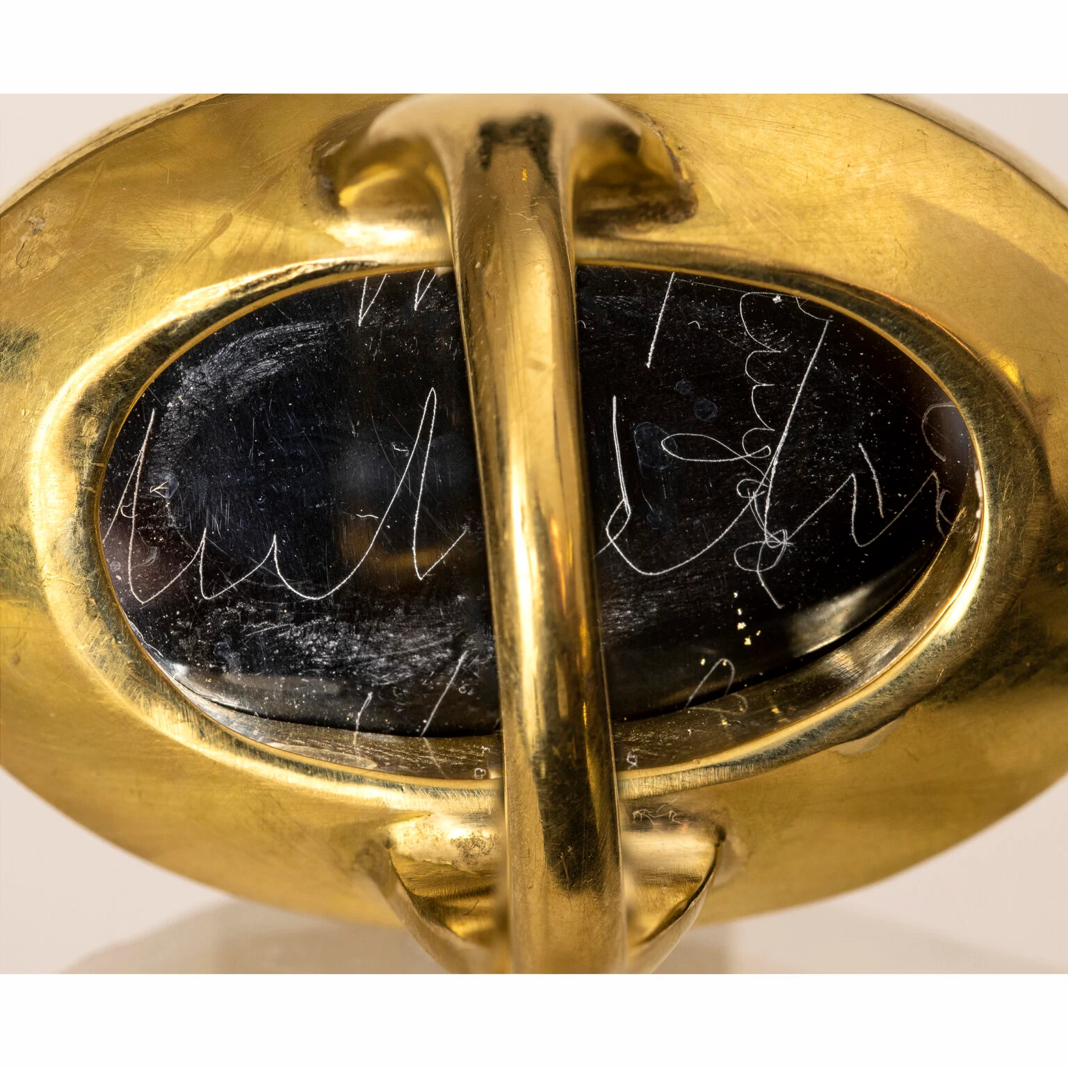 Bague en or sertie d'un large camée sur agate de Luigi Michelini (1798-1858, Rome). Buste de Bacchante. 