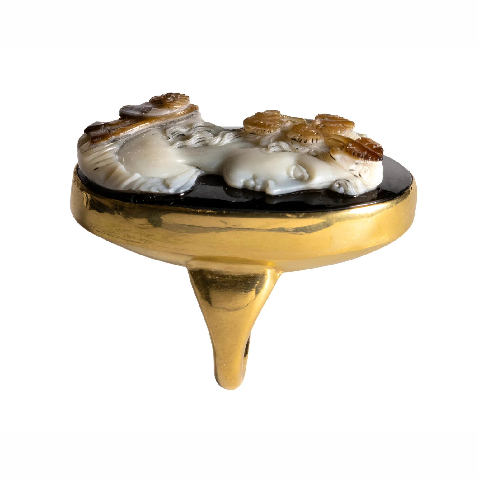 Bague en or sertie d'un large camée sur agate de Luigi Michelini (1798-1858, Rome). Buste de Bacchante. 