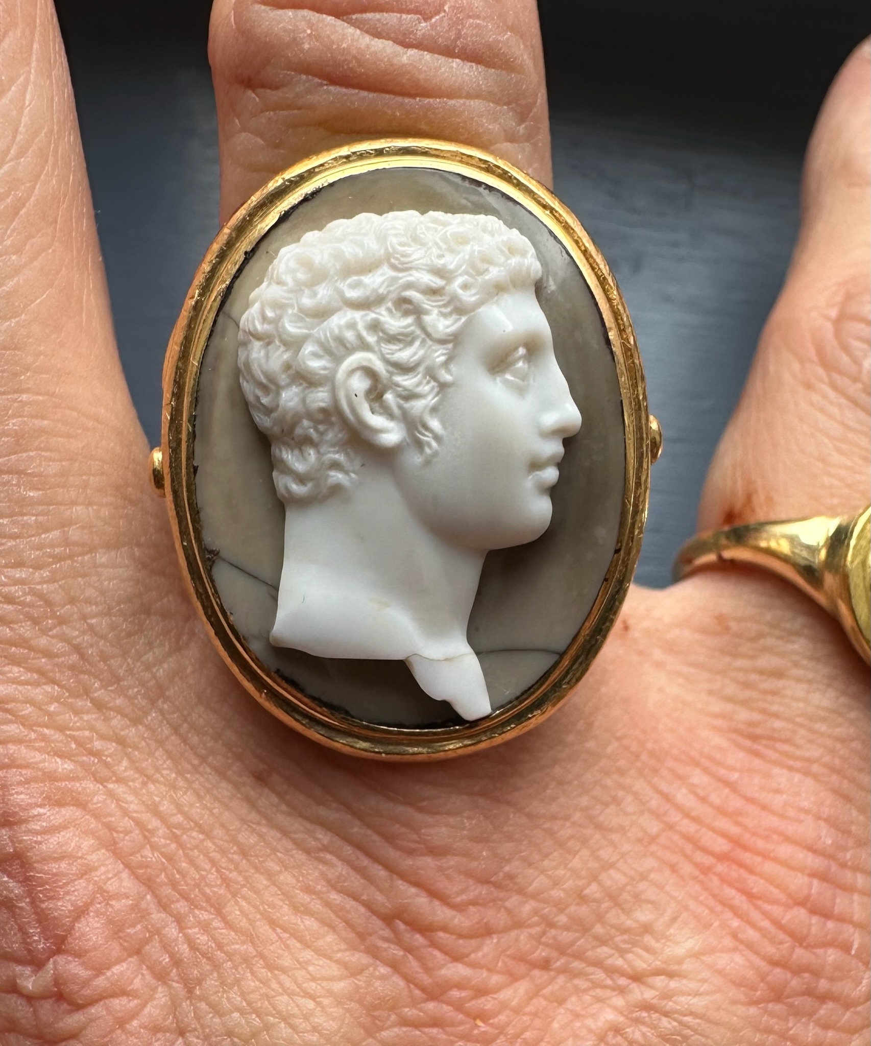 Attilio Codognato.  Bague camée sur agate néoclassique — Hercule jeune
Or jaune 18 carats — XXe siècle