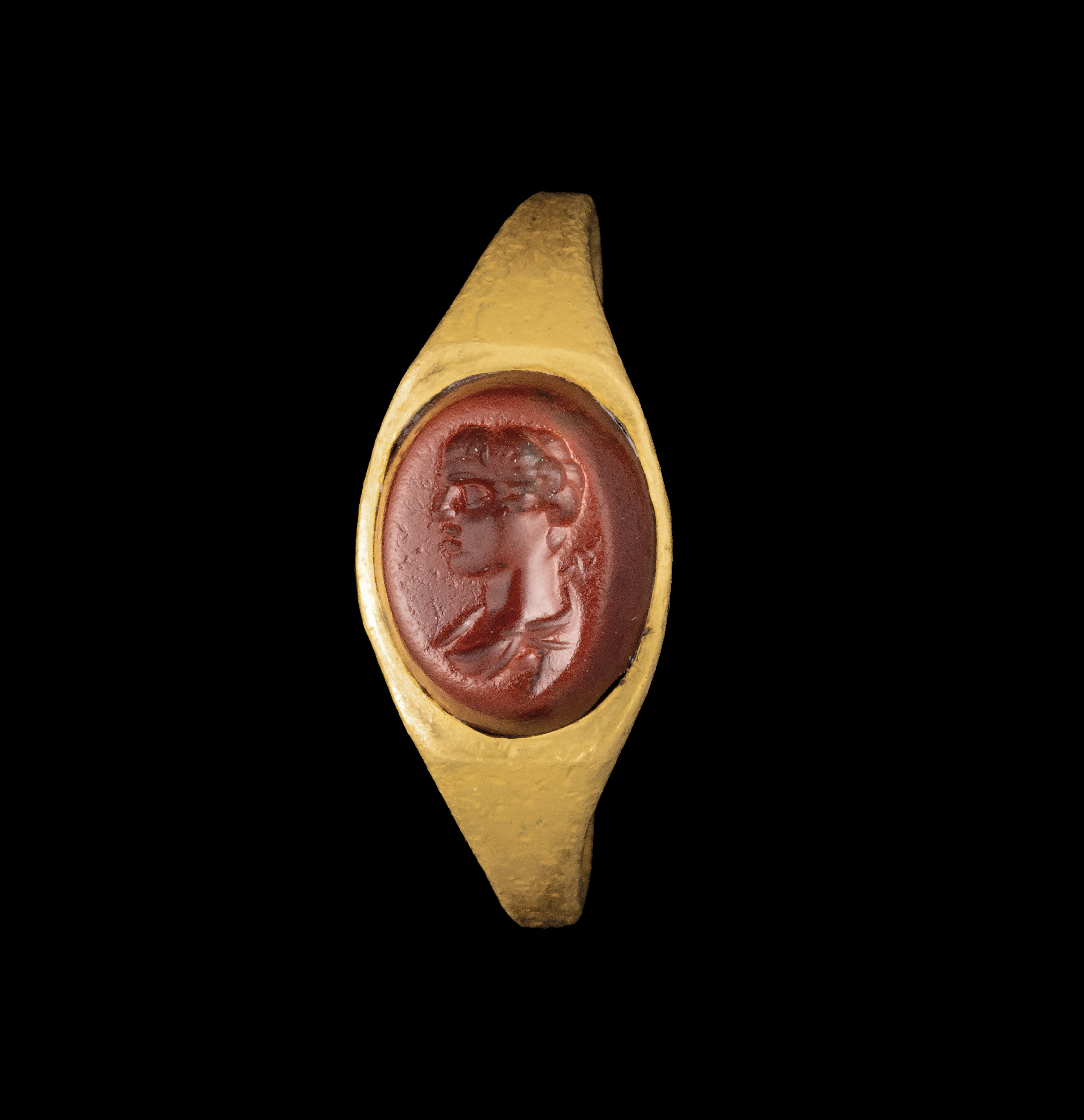 Bague romaine en or sertie d'une intaille en jaspe rouge, buste de Mercure.