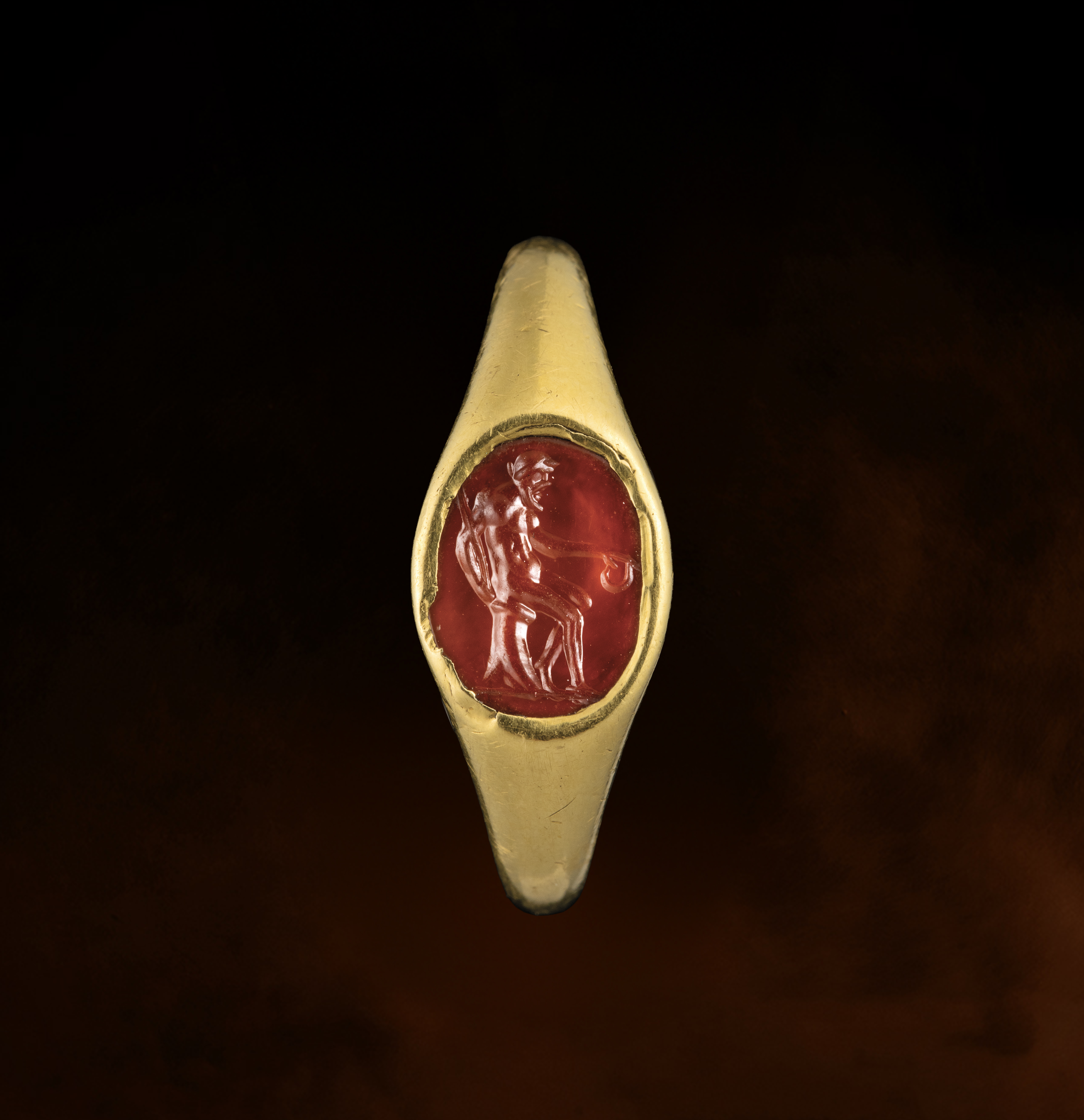 Bague Renaissance tardive (ou antérieure) en or sertie d'une intaille en cornaline. Vieil homme assis Saturne ou Vulcain.