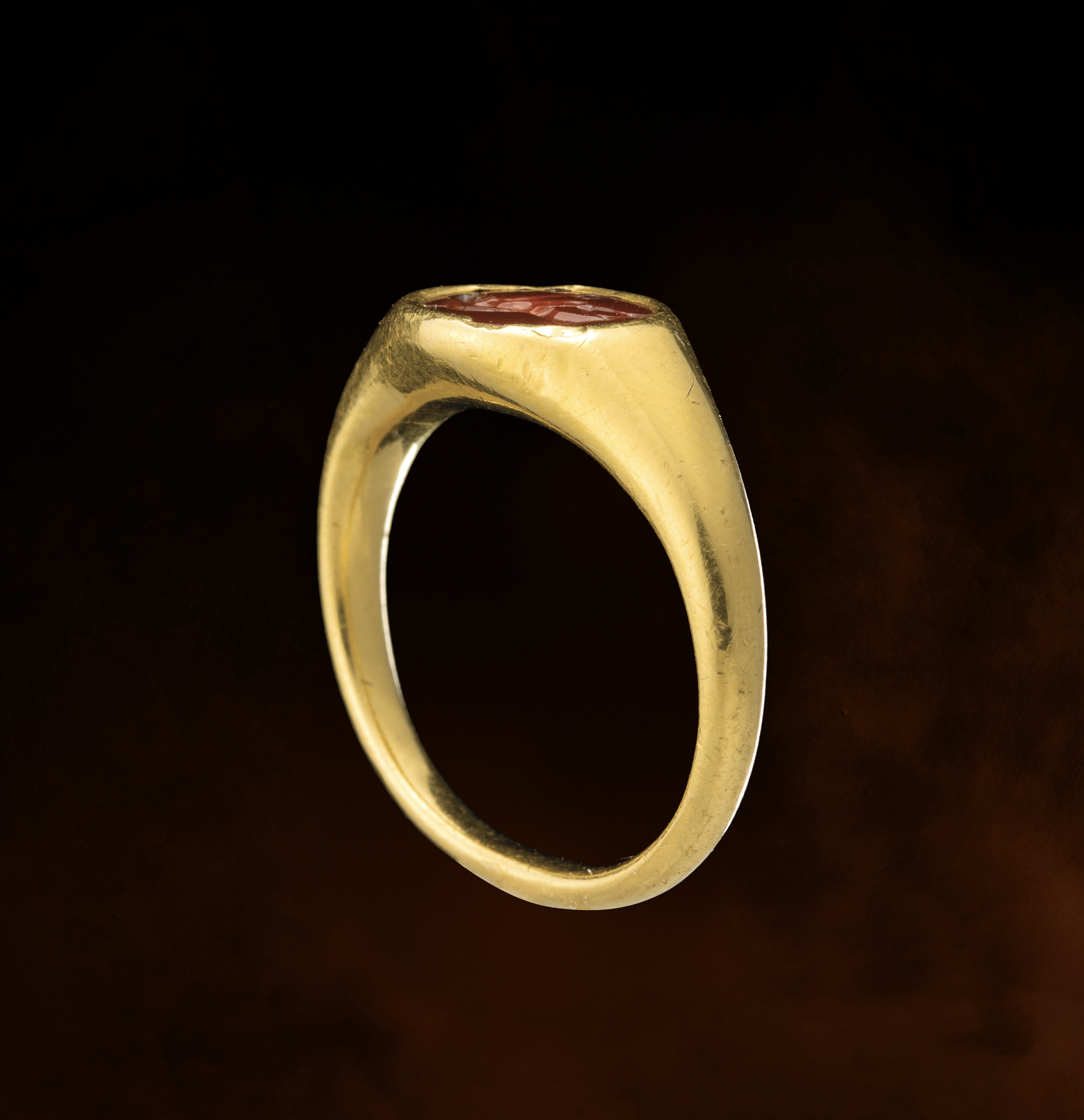 Bague Renaissance tardive (ou antérieure) en or sertie d'une intaille en cornaline. Vieil homme assis Saturne ou Vulcain.