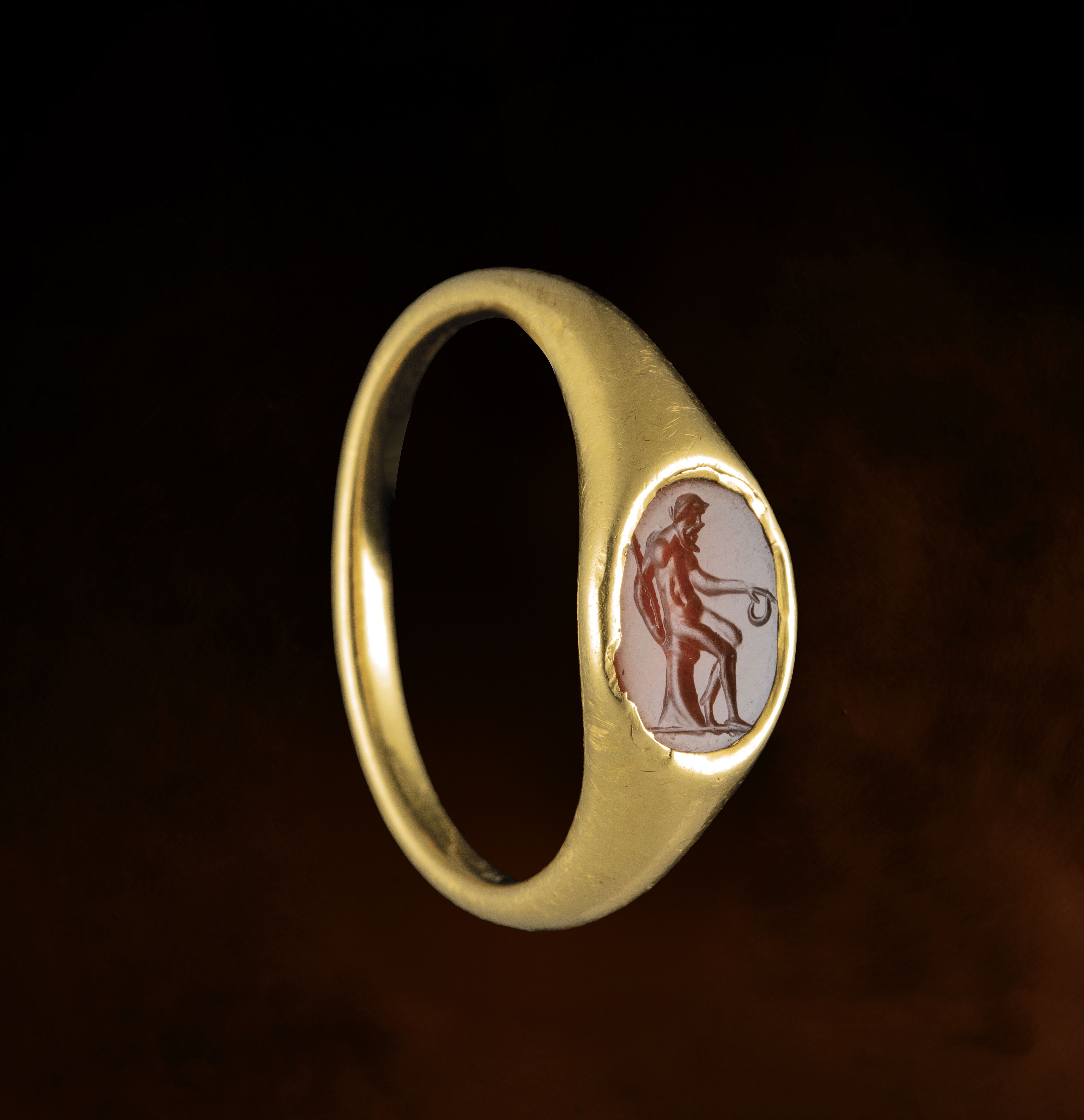 Bague Renaissance tardive (ou antérieure) en or sertie d'une intaille en cornaline. Vieil homme assis Saturne ou Vulcain.