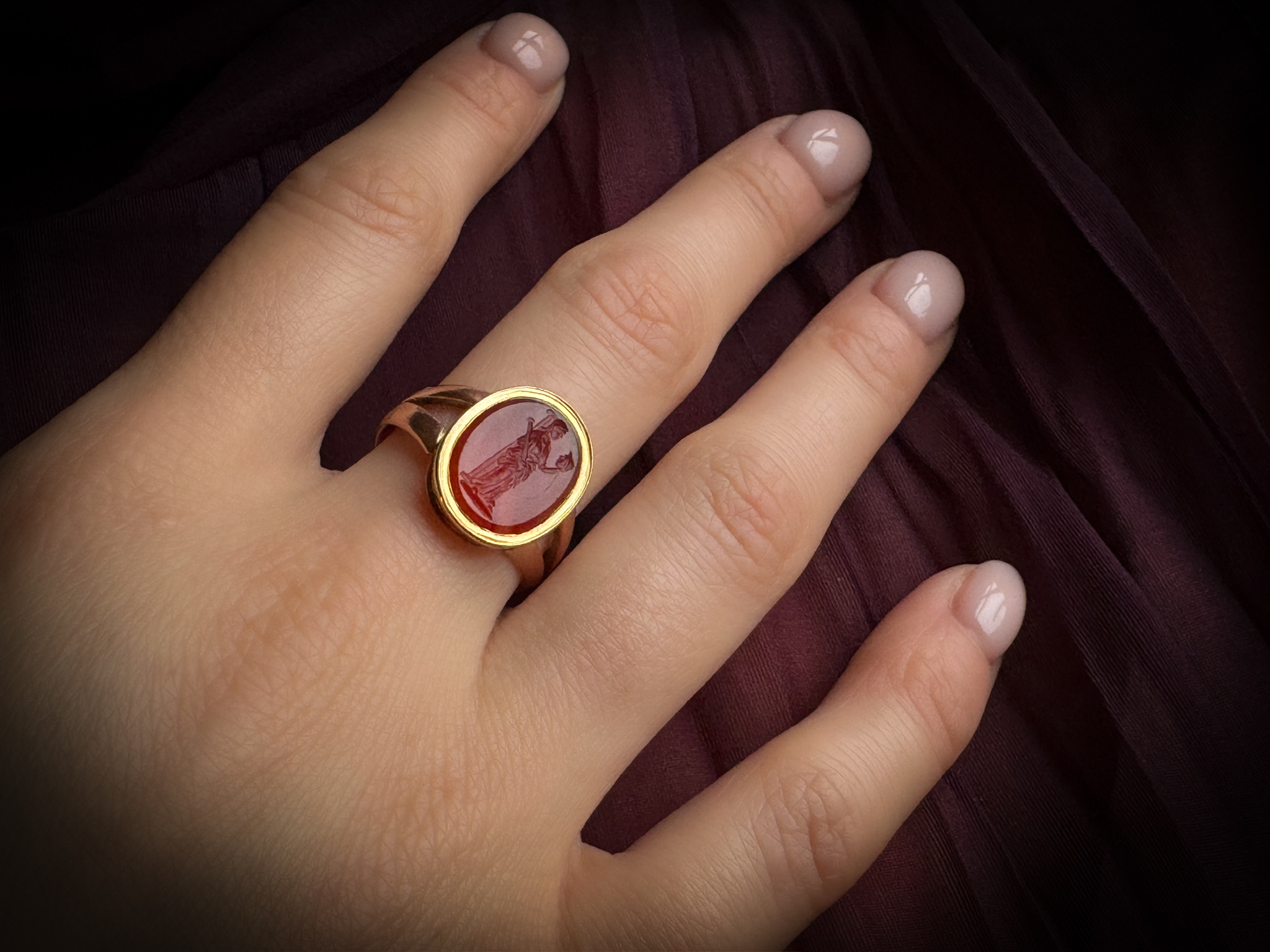 Bague en or XIXe s. sertie d'une intaille romaine sur cornaline. Melpomène, muse de la tragédie