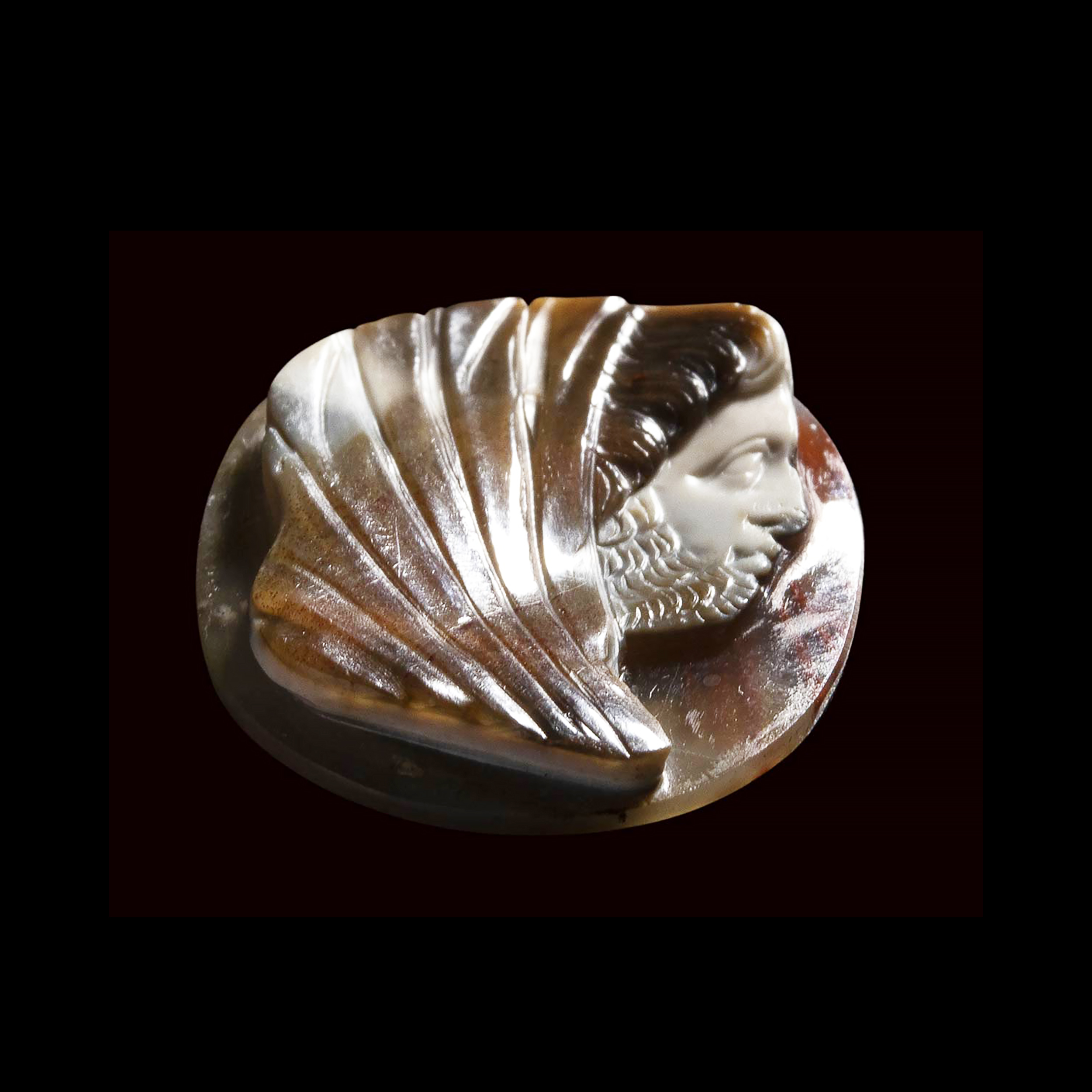 Camée néoclassique en agate polychrome, buste voilé barbu, probablement Saturne
