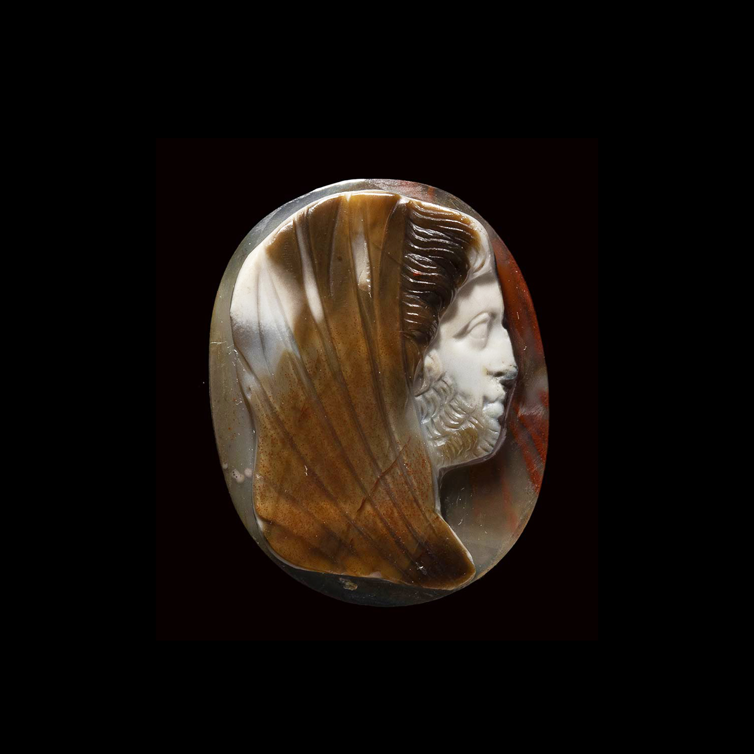 Camée néoclassique en agate polychrome, buste voilé barbu, probablement Saturne