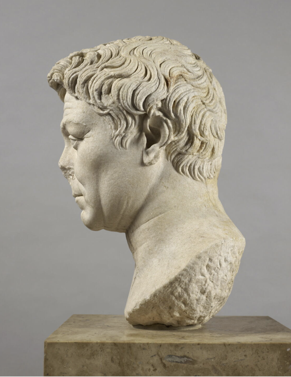 A 18k gold ring set with a 17th/18th century agate cameo. Portrait of Pompey the Great (Gnaeus Pompeius Magnus)