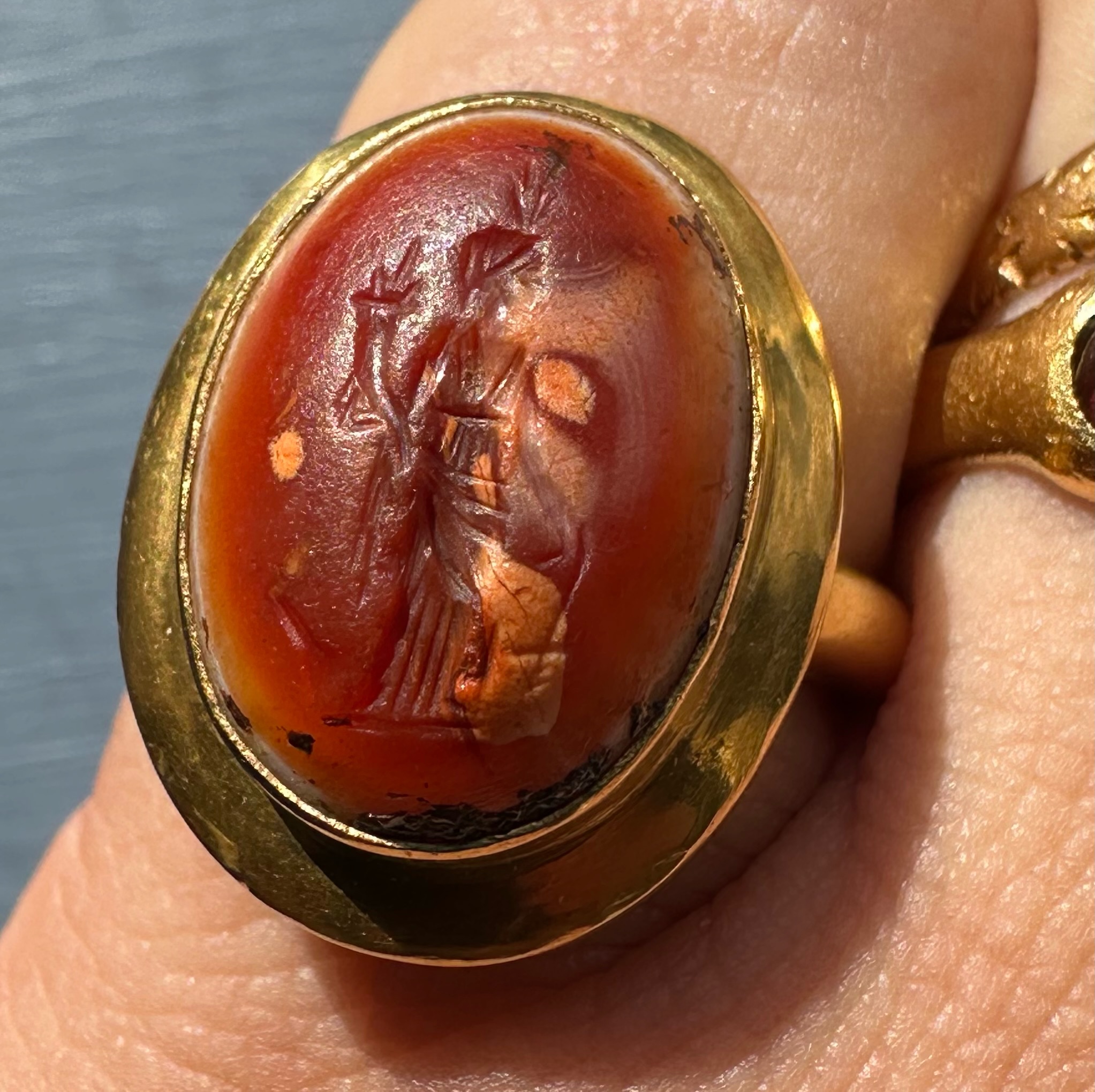 Bague massive en or 18 carats sertie d'une intaille romaine en agate. Isis-Fortuna.