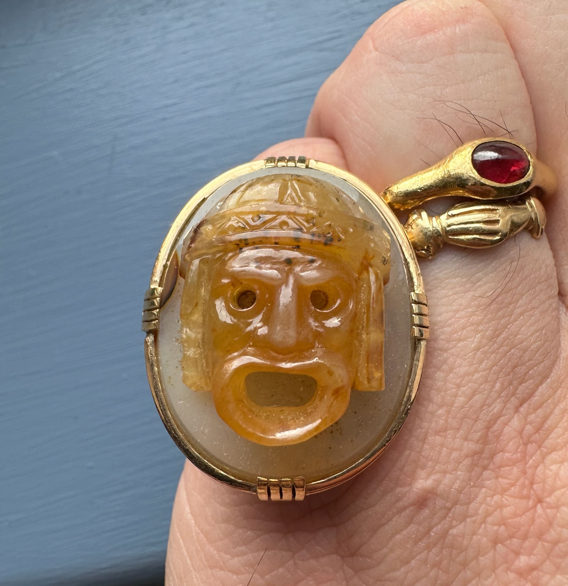 A Gold Ring set with an Italian Agate Cameo — Theatrical Tragic Mask, First Half 19th Century