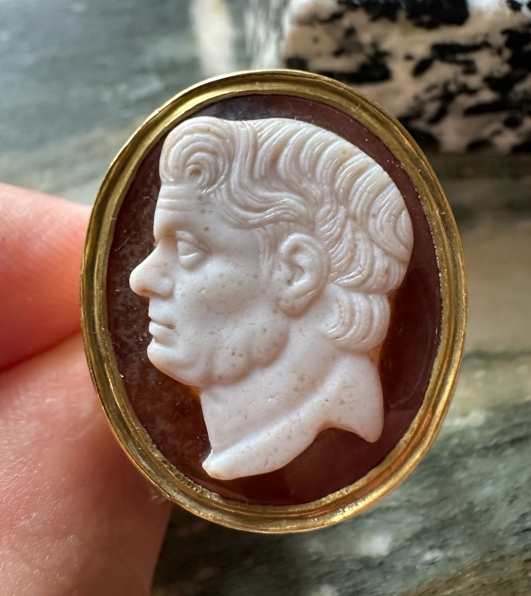 A 18k gold ring set with a 17th/18th century agate cameo. Portrait of Pompey the Great (Gnaeus Pompeius Magnus)