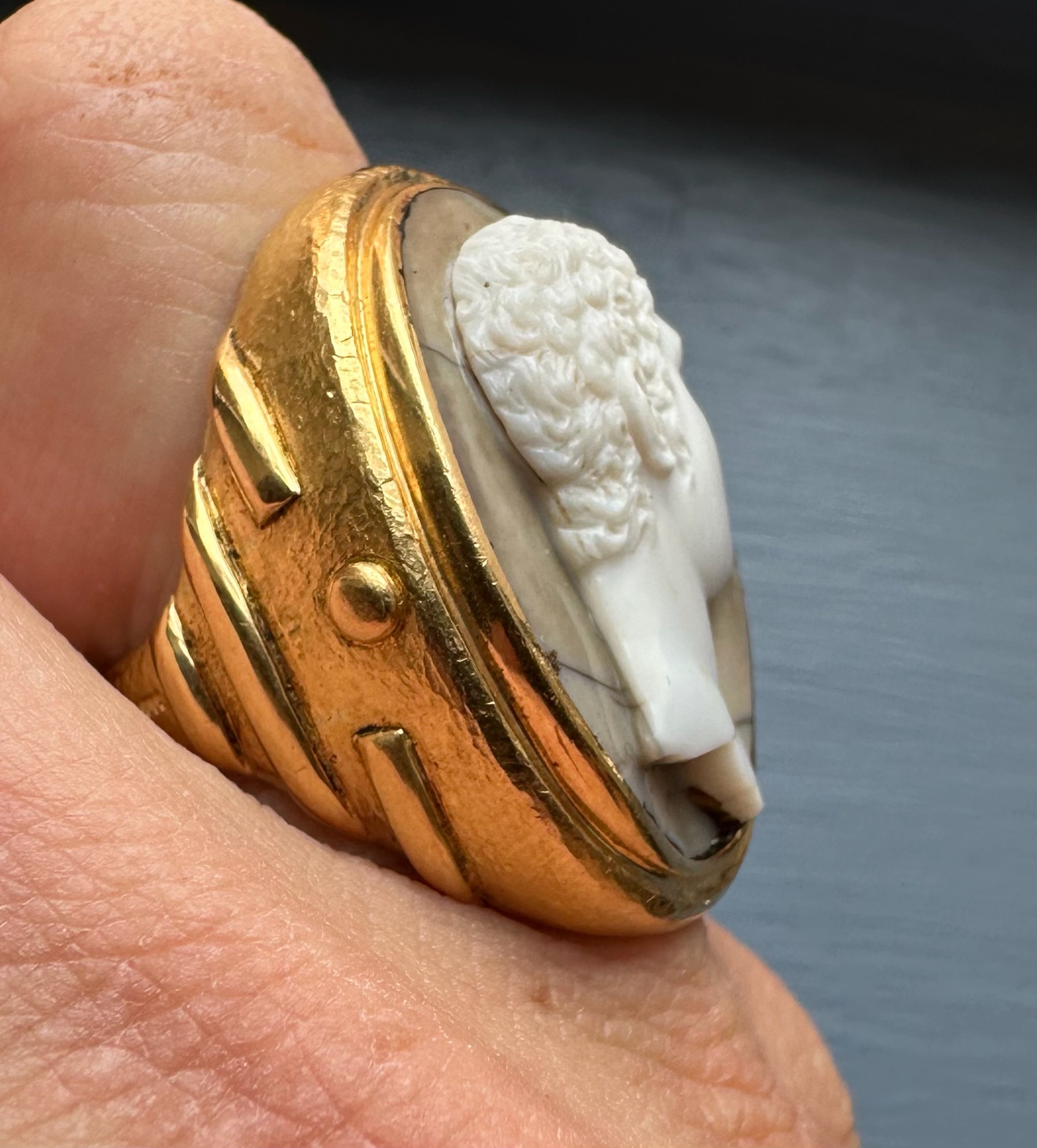 Attilio Codognato.  Bague camée sur agate néoclassique — Hercule jeune
Or jaune 18 carats — XXe siècle