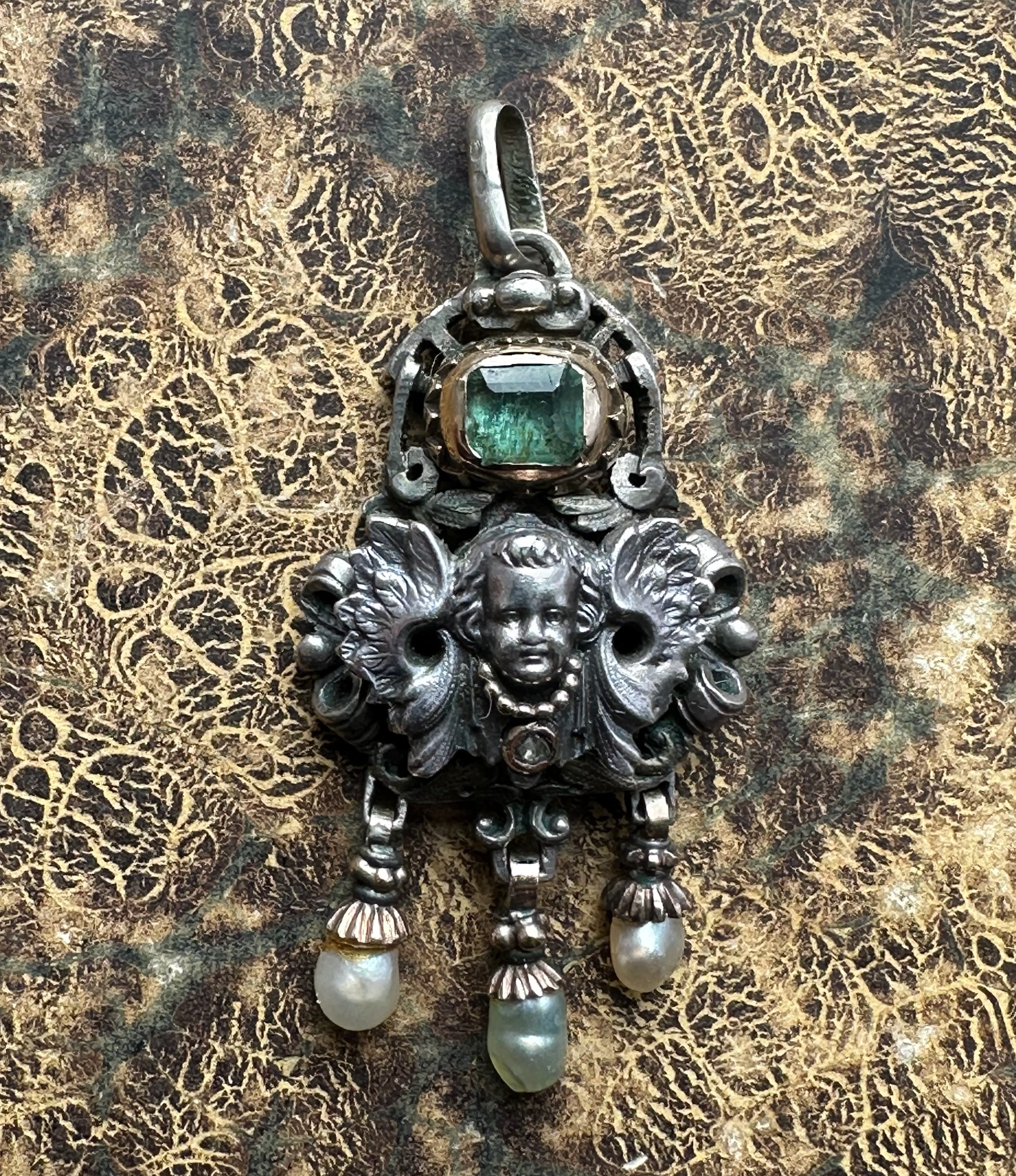 Pendentif néo-Renaissance à l’angelot en argent, émeraude, diamant et perles