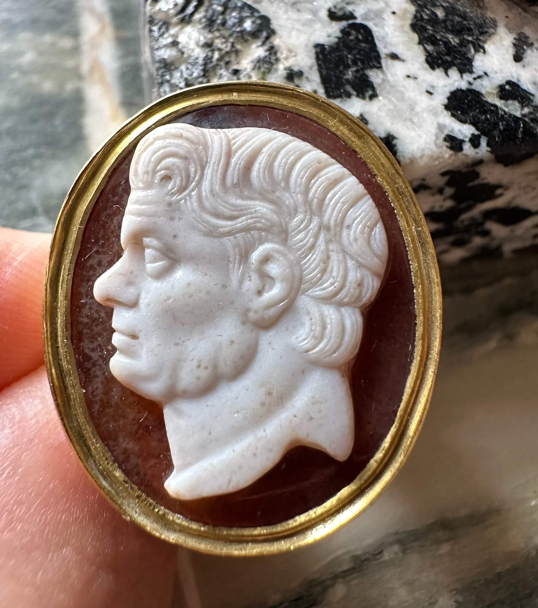 A 18k gold ring set with a 17th/18th century agate cameo. Portrait of Pompey the Great (Gnaeus Pompeius Magnus)