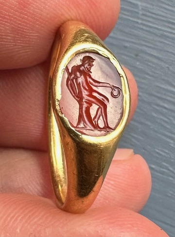 Bague Renaissance tardive (ou antérieure) en or sertie d'une intaille en cornaline. Vieil homme assis Saturne ou Vulcain.