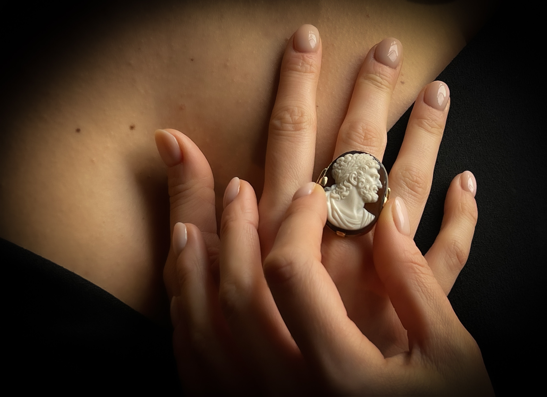 A Grand Tour gold ring set with a sardonyx cameo. Bust of Zeus.