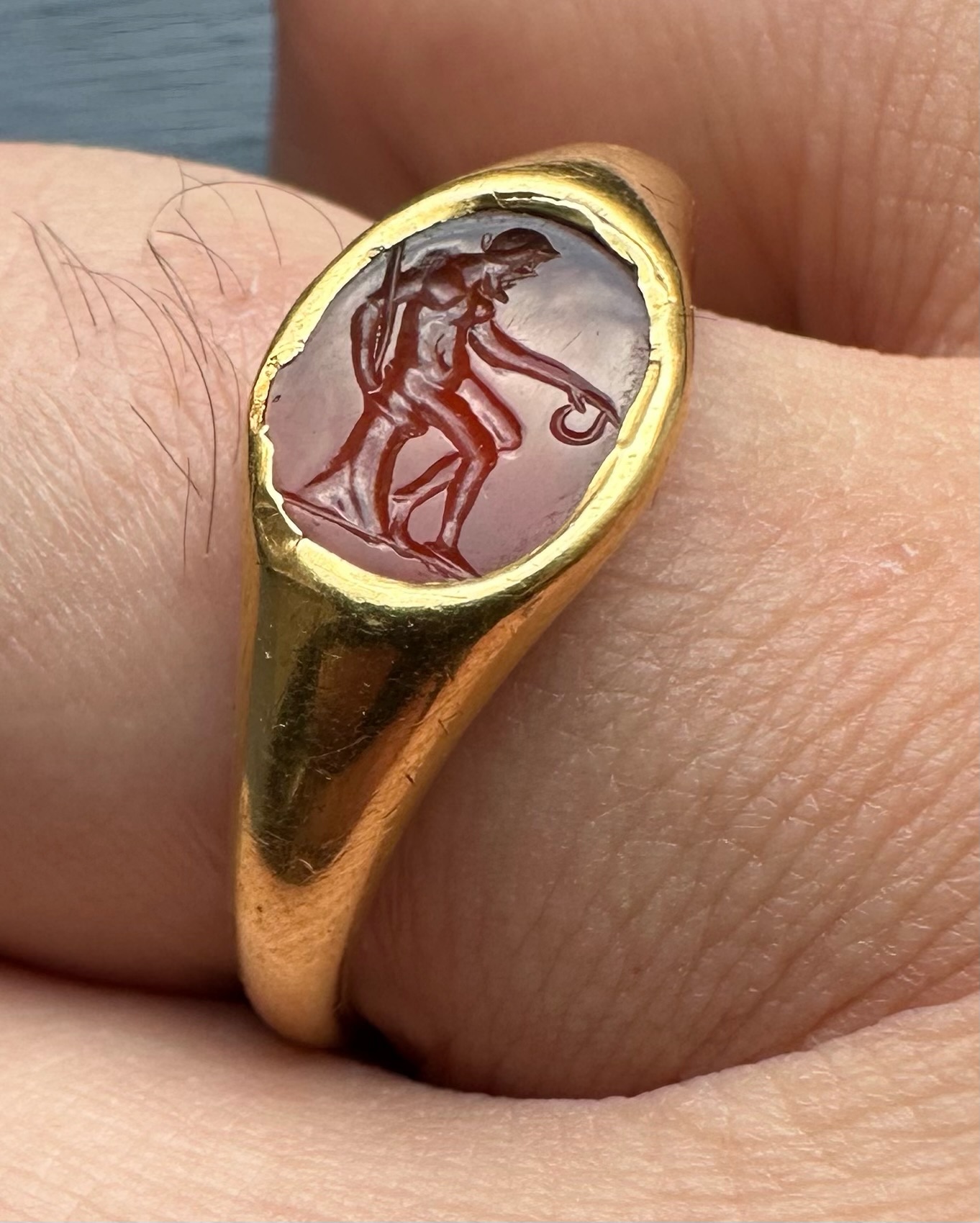 Bague Renaissance tardive (ou antérieure) en or sertie d'une intaille en cornaline. Vieil homme assis Saturne ou Vulcain.