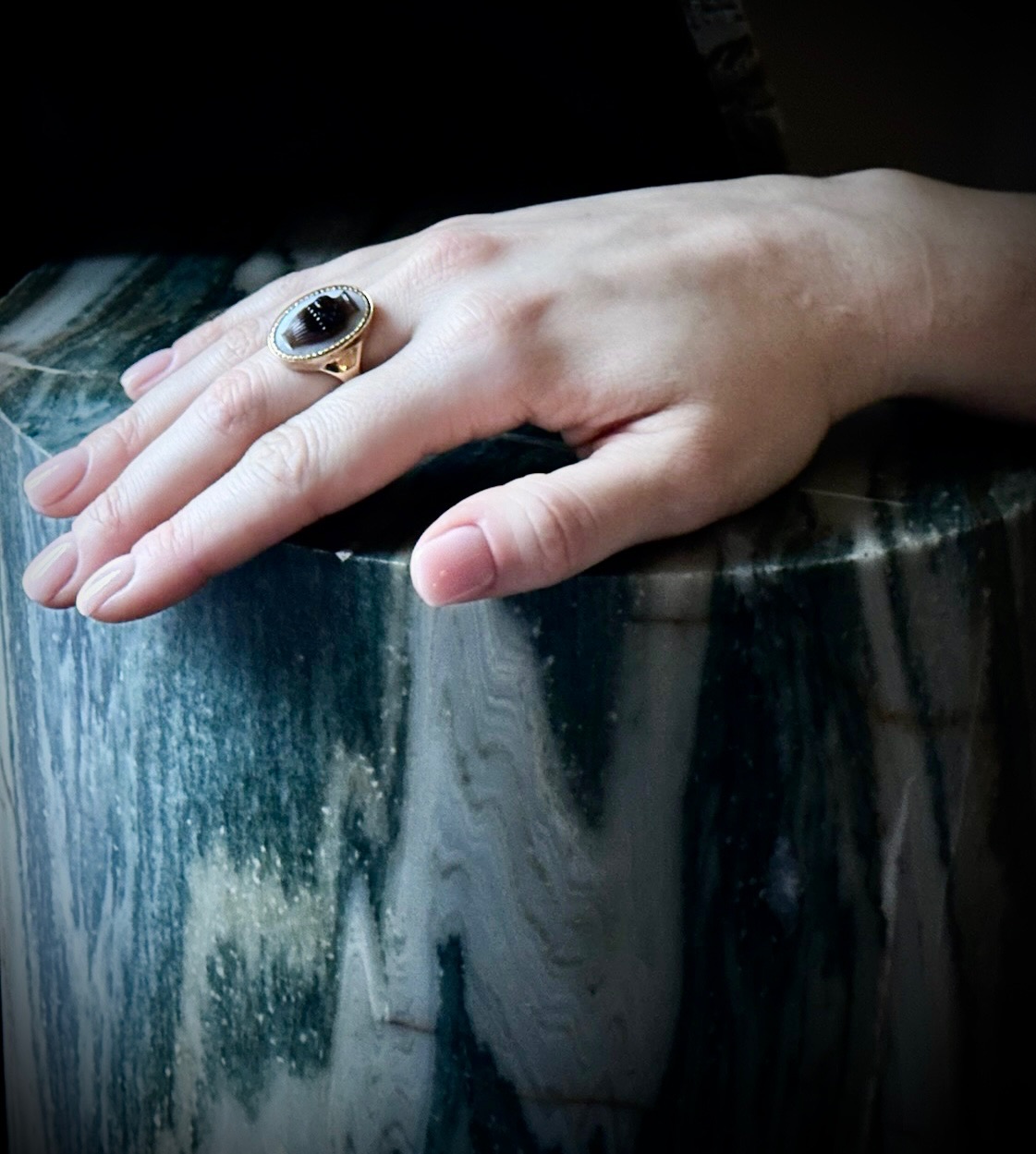 Grand Tour, Neoclassical, An exquisite Grand Tour gold ring set with a neoclassical sardonyx cameo. Vase. 