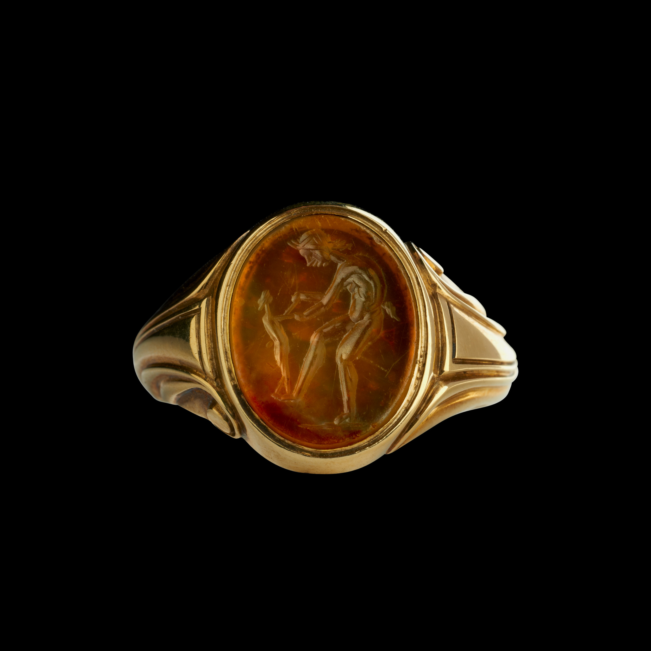 Intaille romaine en calcédoine montée sur une bague en or postérieure. Jeune satyre dansant avec un enfant.