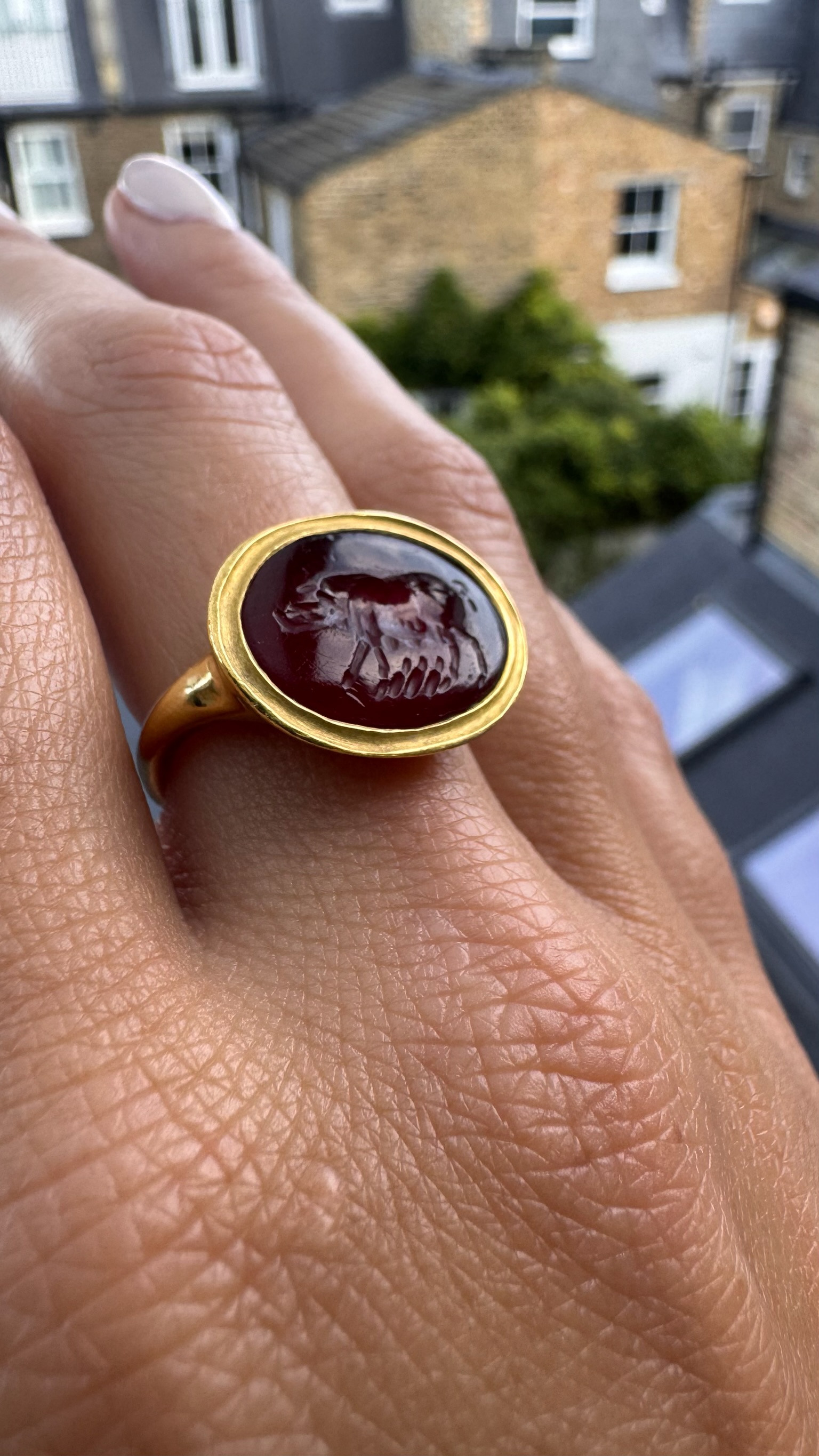 A modern gold ring set with a Roman carnelian intaglio. Sow. (2nd century AD )