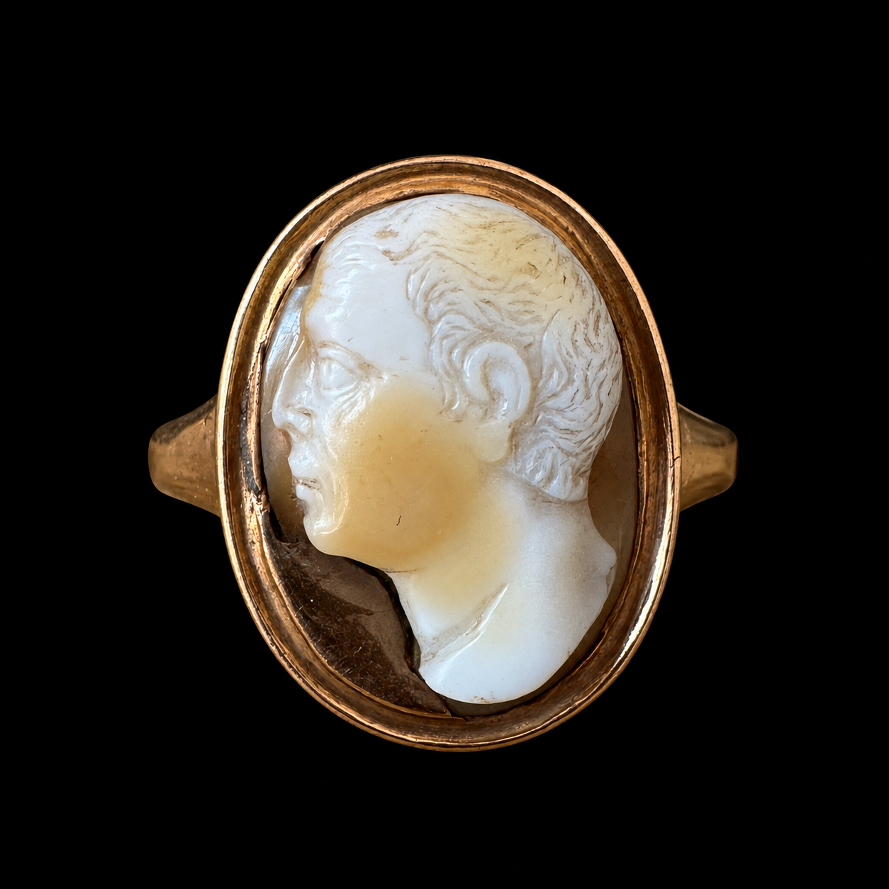 Camée en sardonyx de la fin de la Renaissance, monté sur une bague en or postérieure. Buste d'un Romain âgé, d'après le portrait républicain.