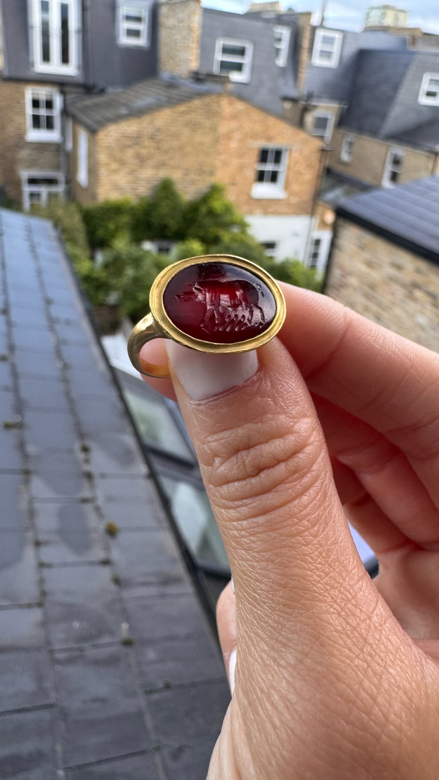 A modern gold ring set with a Roman carnelian intaglio. Sow. (2nd century AD )