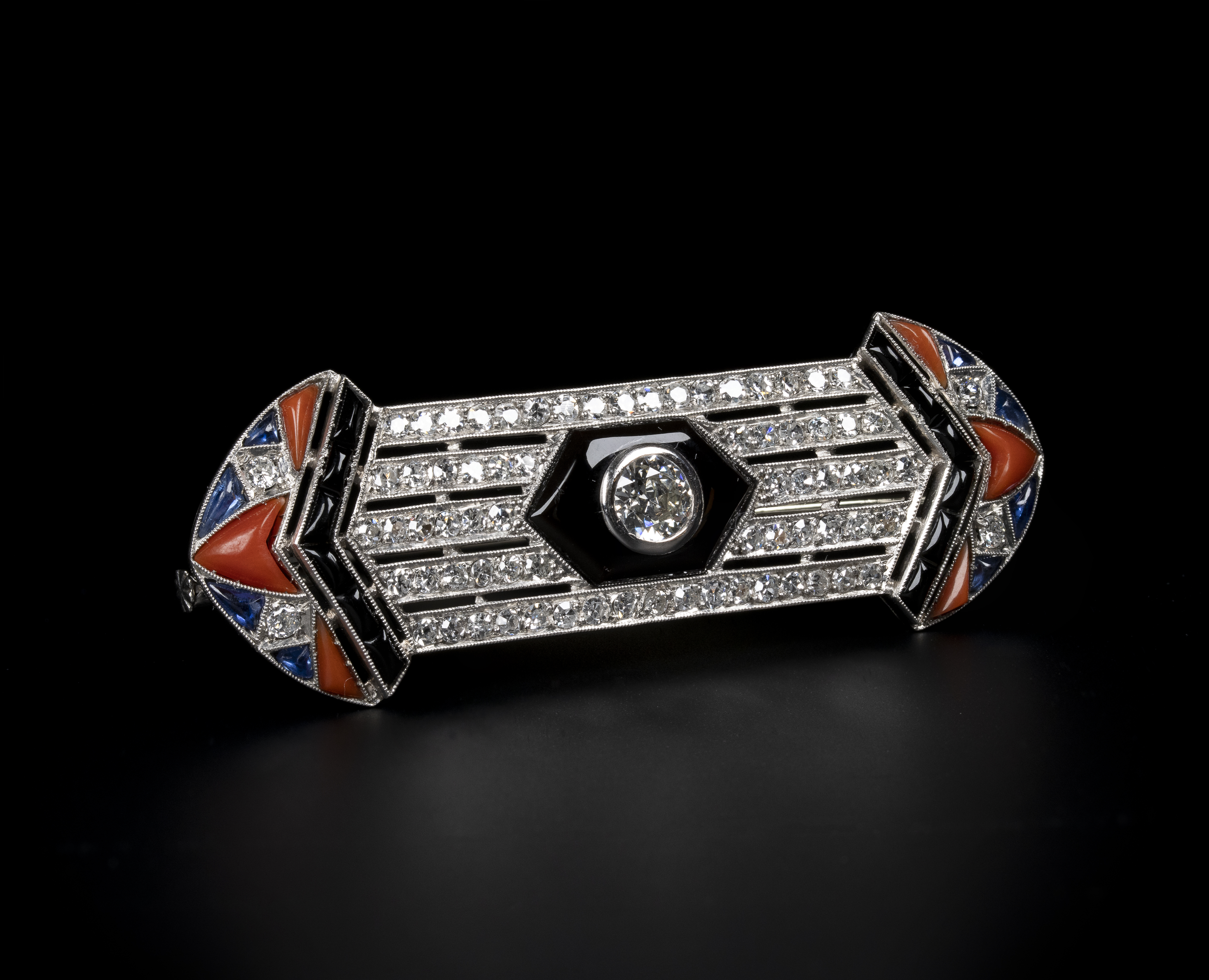 ART DÉCO, VERS 1925 Broche diamants, onyx, corail et saphirs (1925)