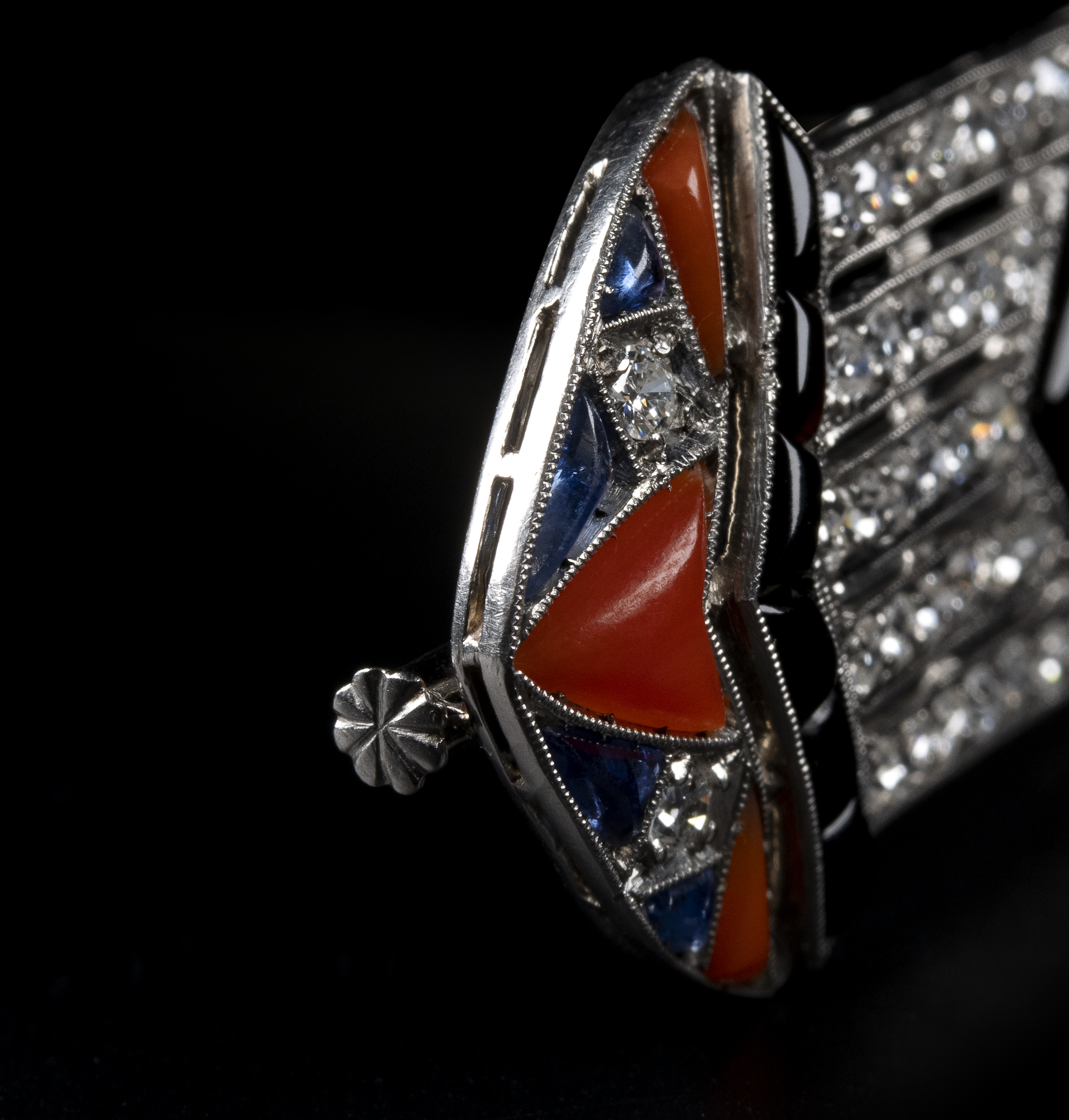 ART DÉCO, VERS 1925 Broche diamants, onyx, corail et saphirs (1925)