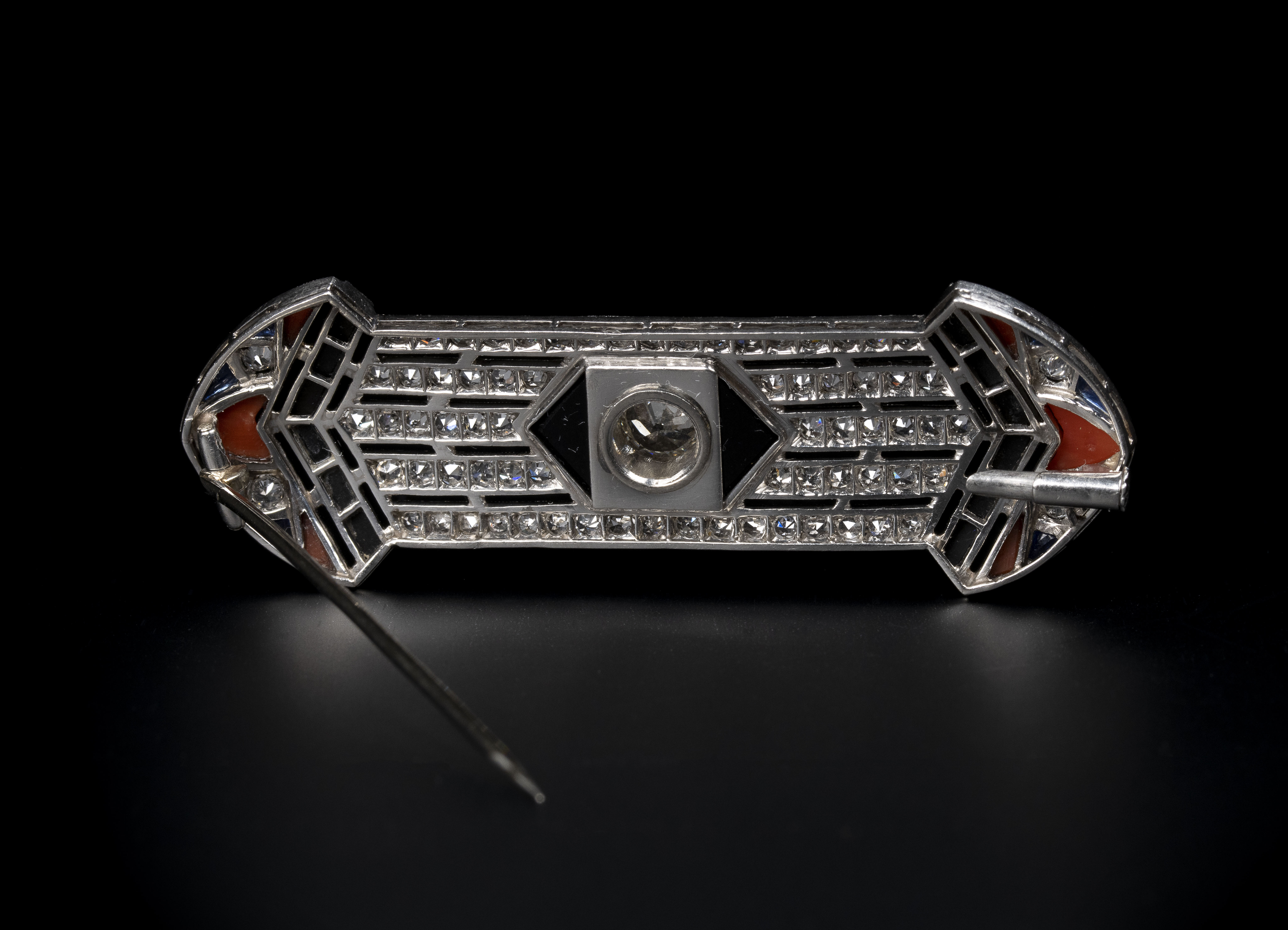 ART DÉCO, VERS 1925 Broche diamants, onyx, corail et saphirs (1925)