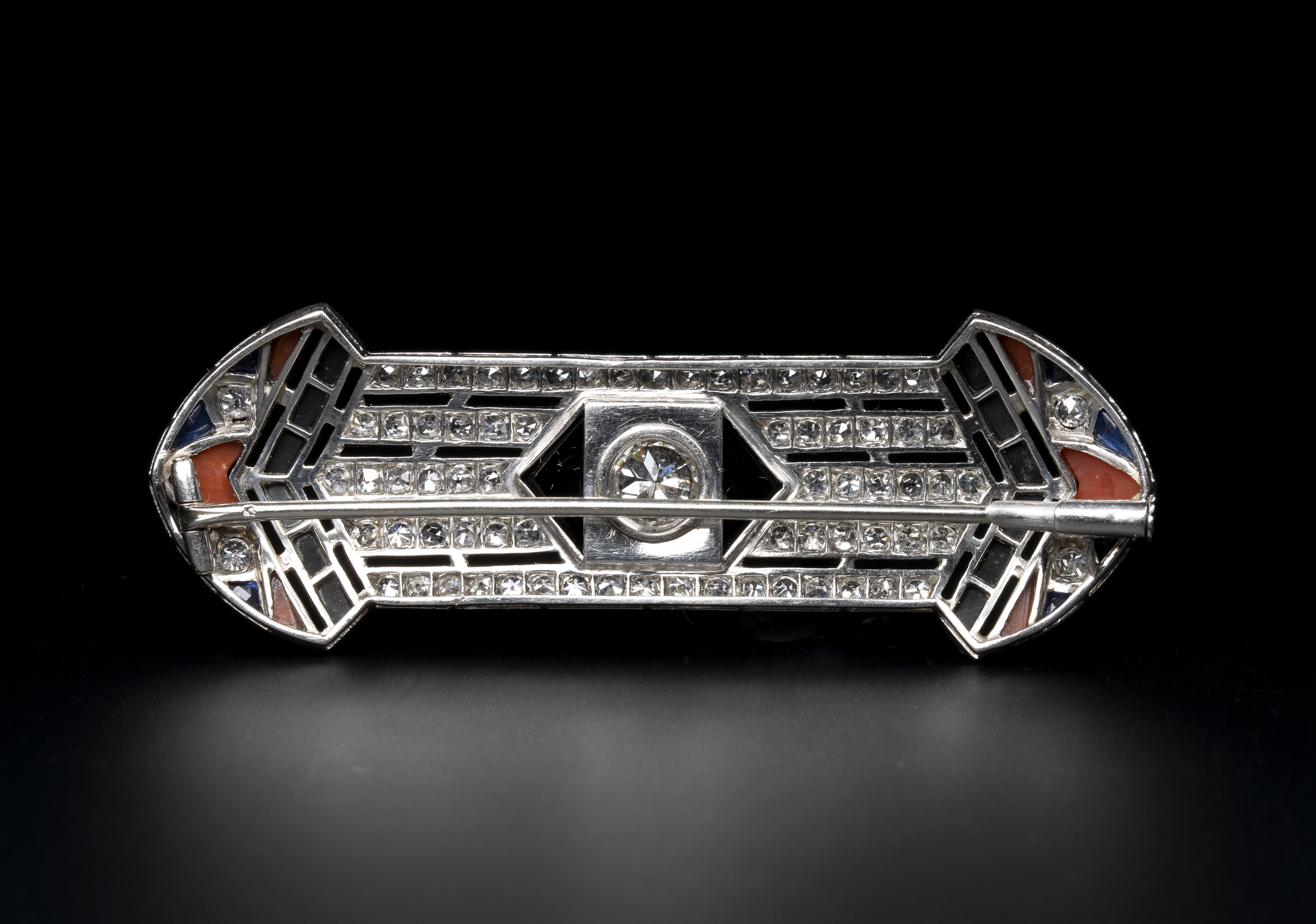 ART DÉCO, VERS 1925 Broche diamants, onyx, corail et saphirs (1925)