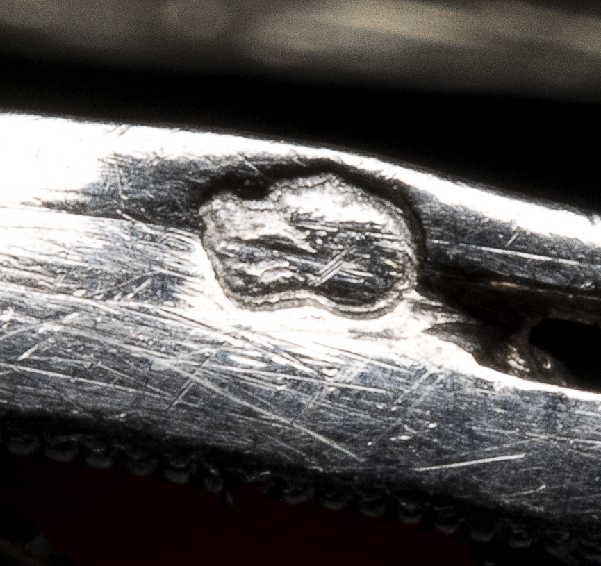 ART DÉCO, VERS 1925 Broche diamants, onyx, corail et saphirs (1925)