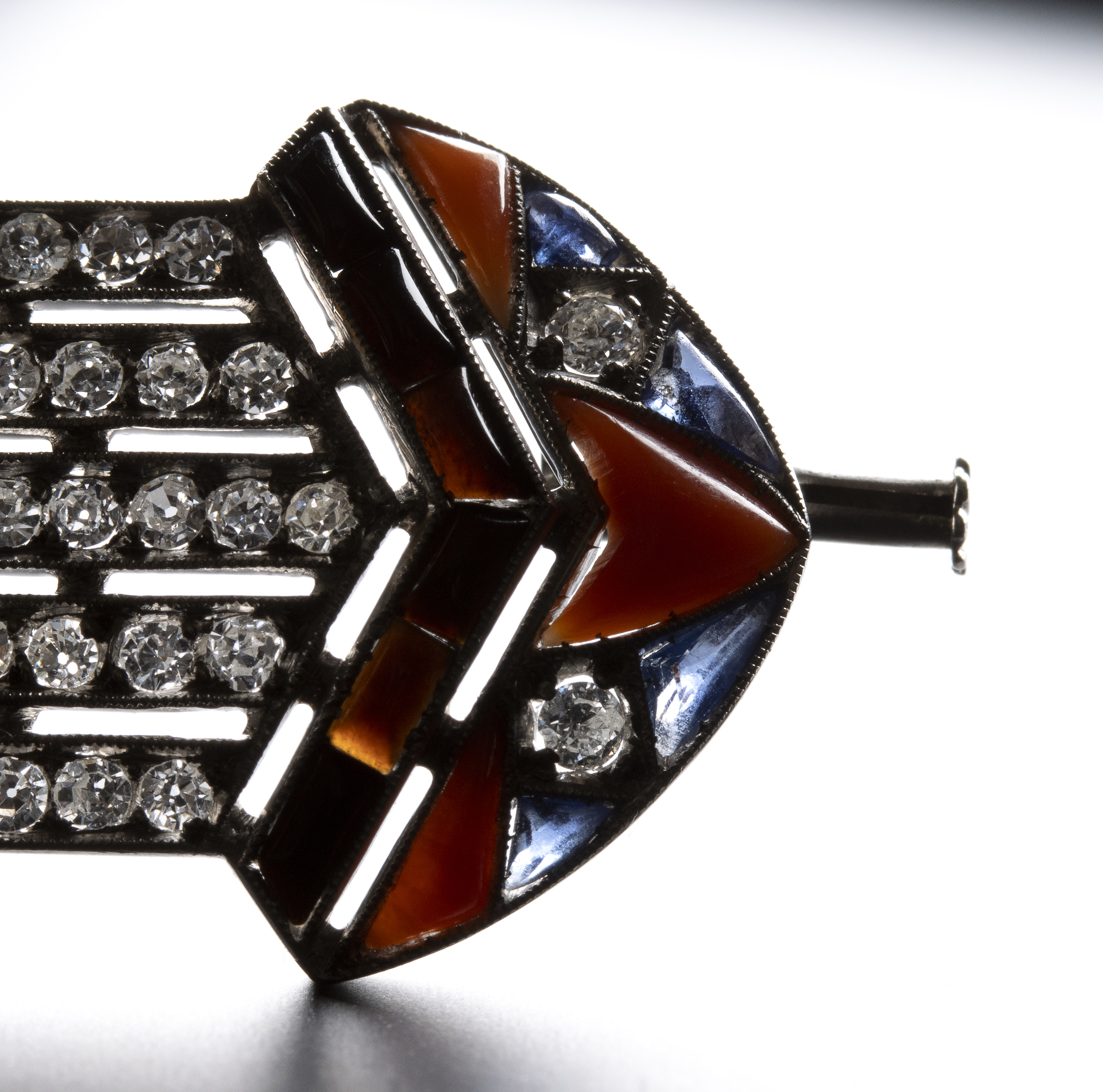 ART DÉCO, VERS 1925 Broche diamants, onyx, corail et saphirs (1925)