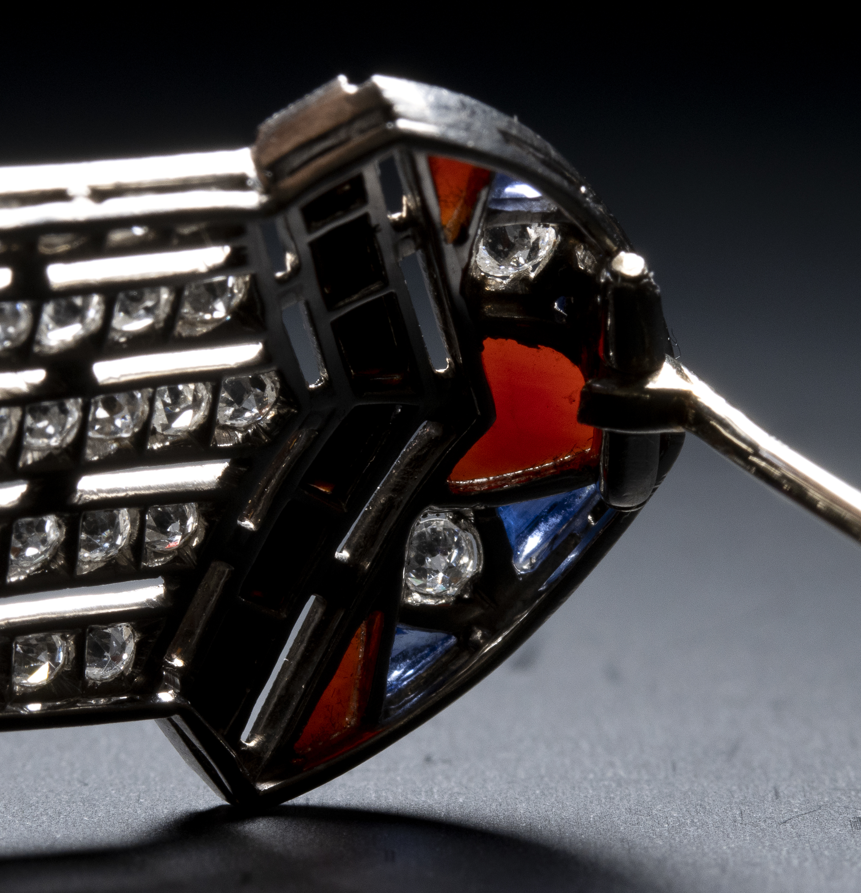 ART DÉCO, VERS 1925 Broche diamants, onyx, corail et saphirs (1925)