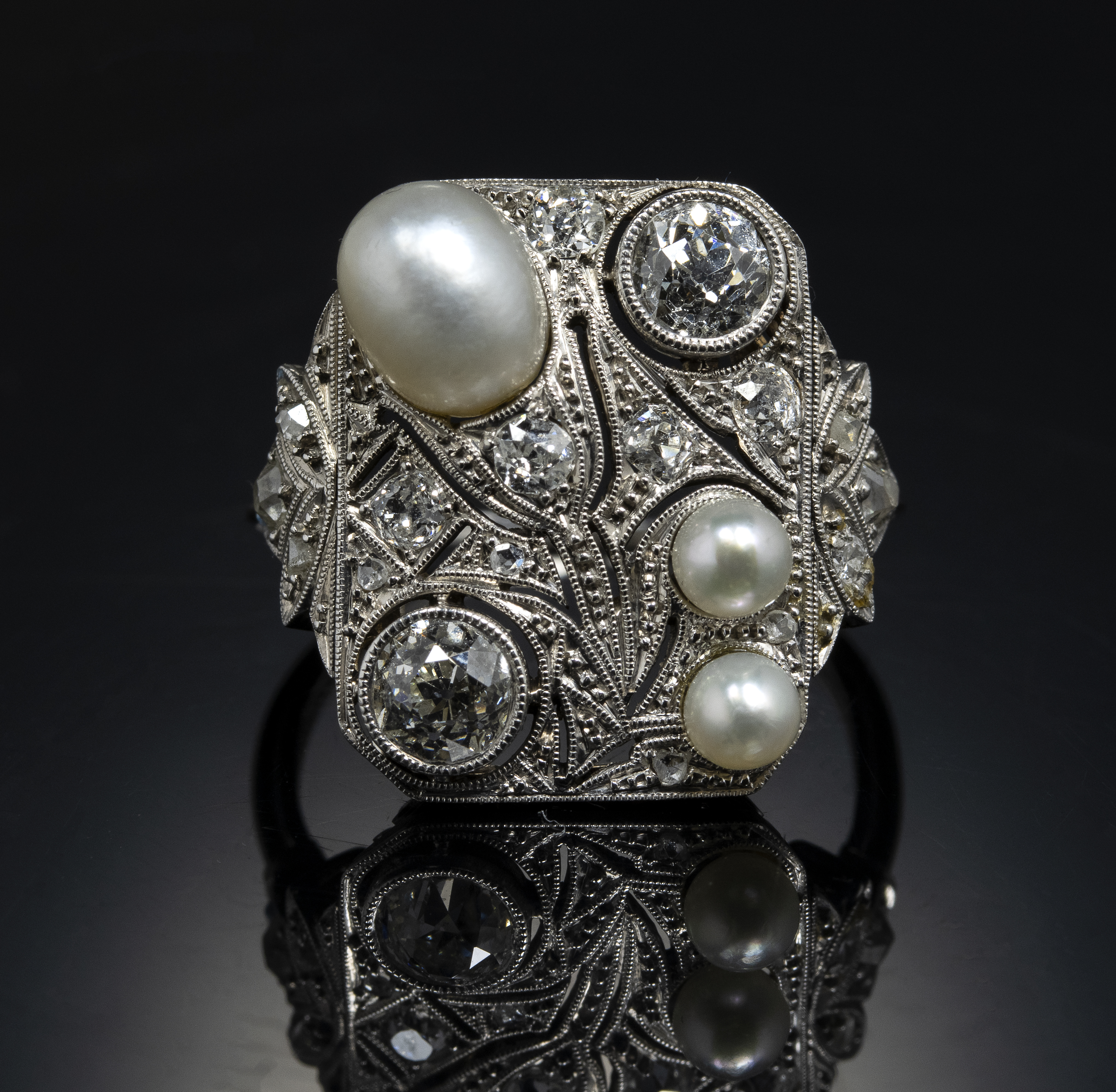 An Art Deco ring with diamonds and natural pearls.