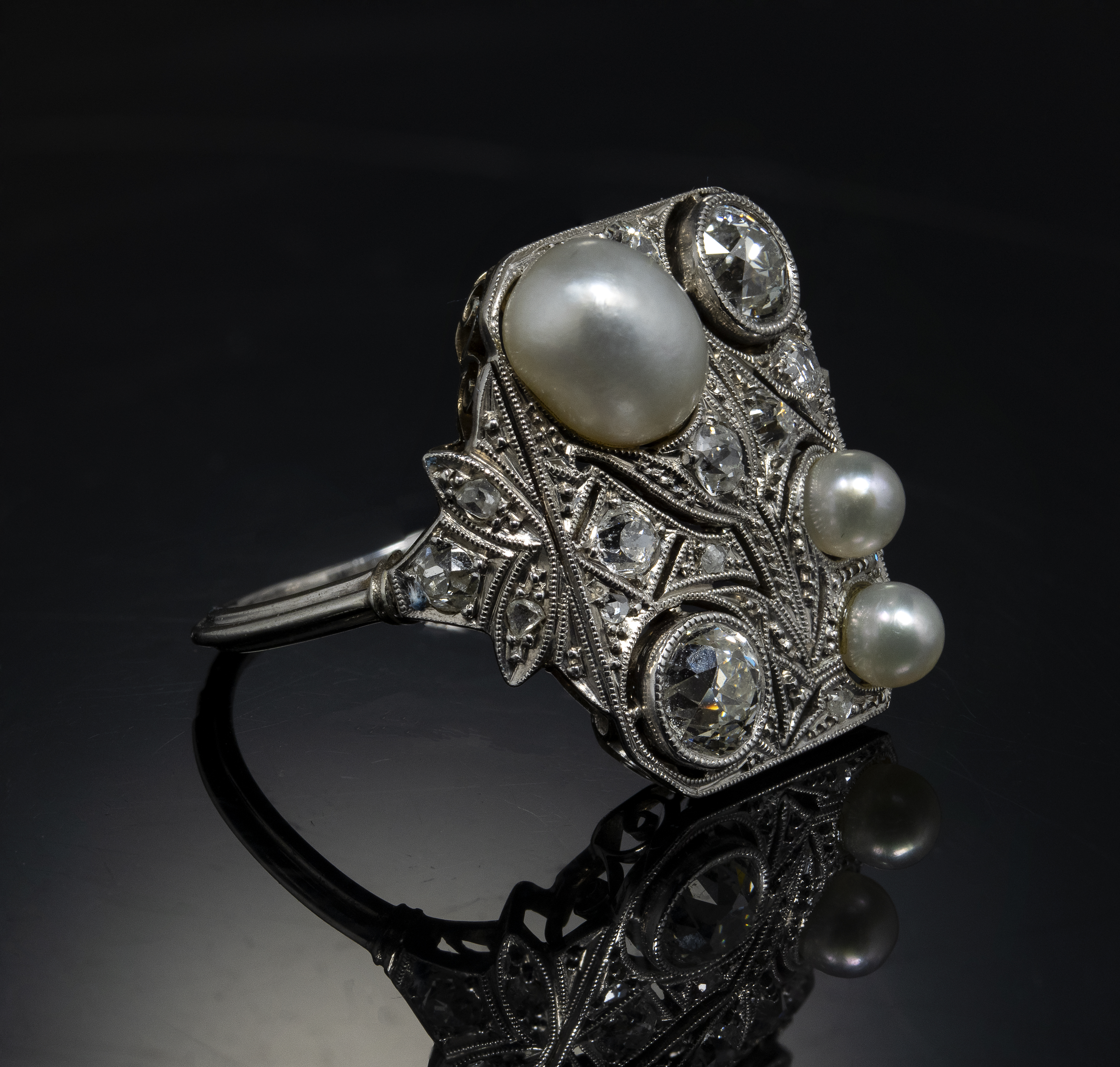 An Art Deco ring with diamonds and natural pearls.