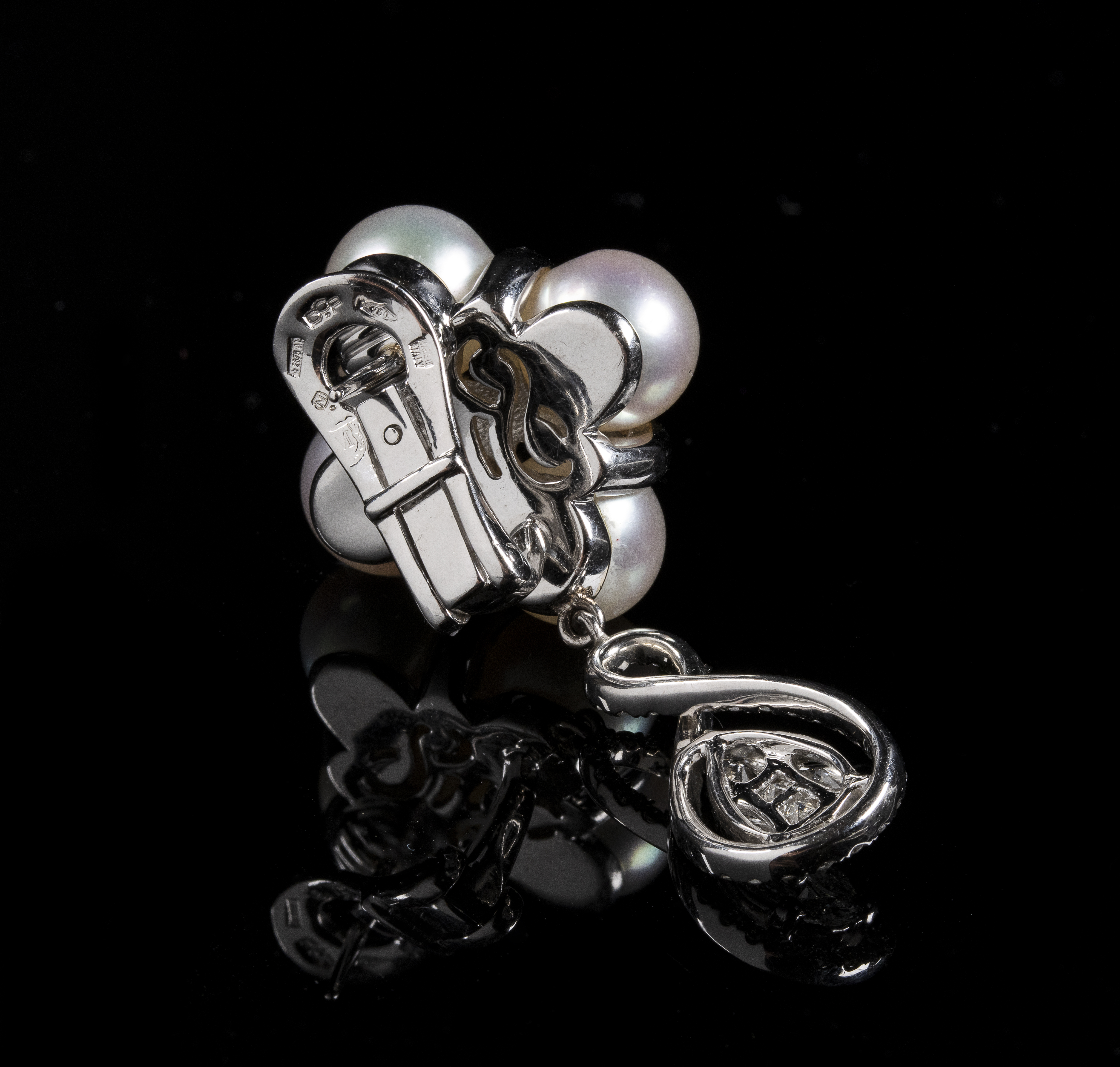 A Pair of 18k white gold earrings with pearls