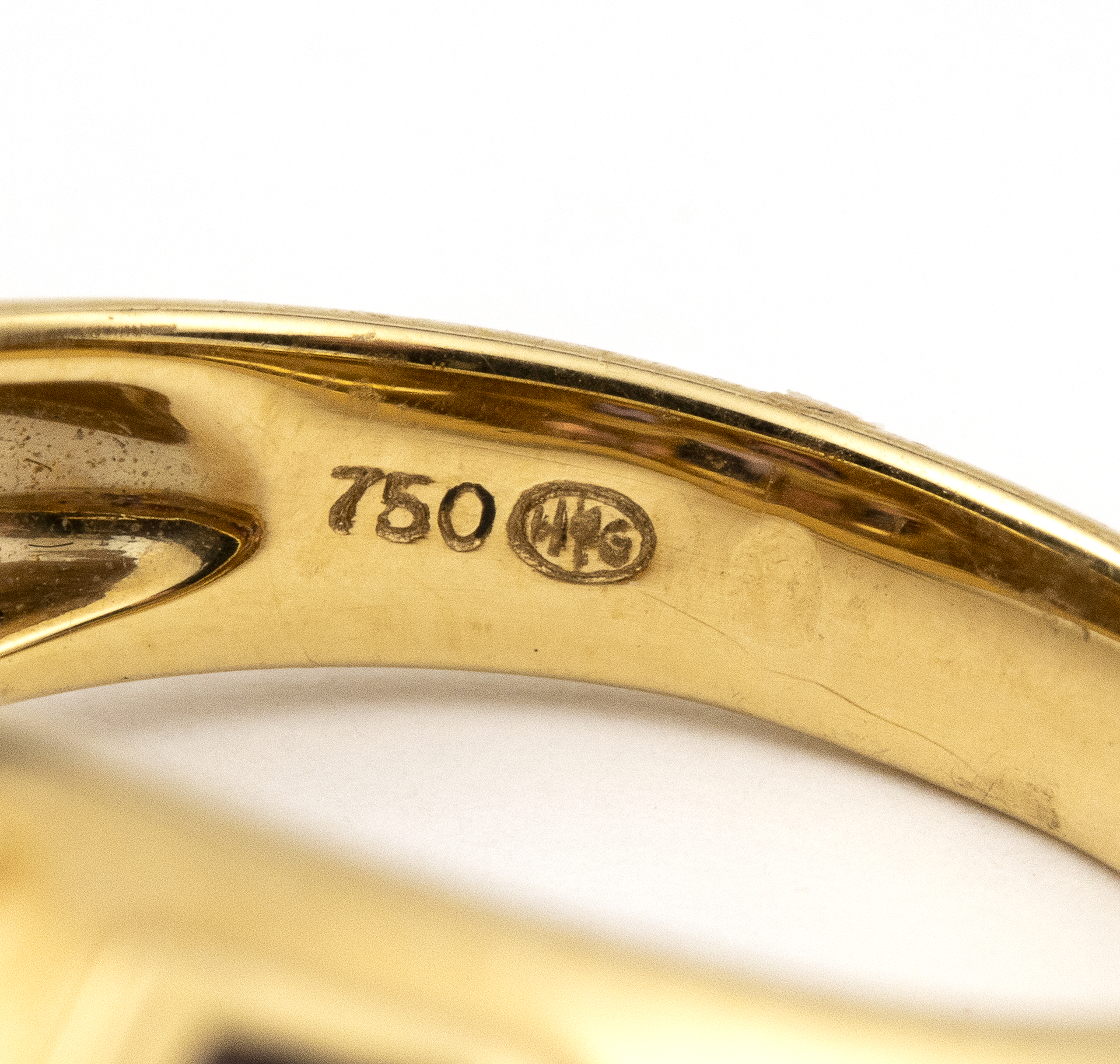 A 18k yellow gold bombé ring