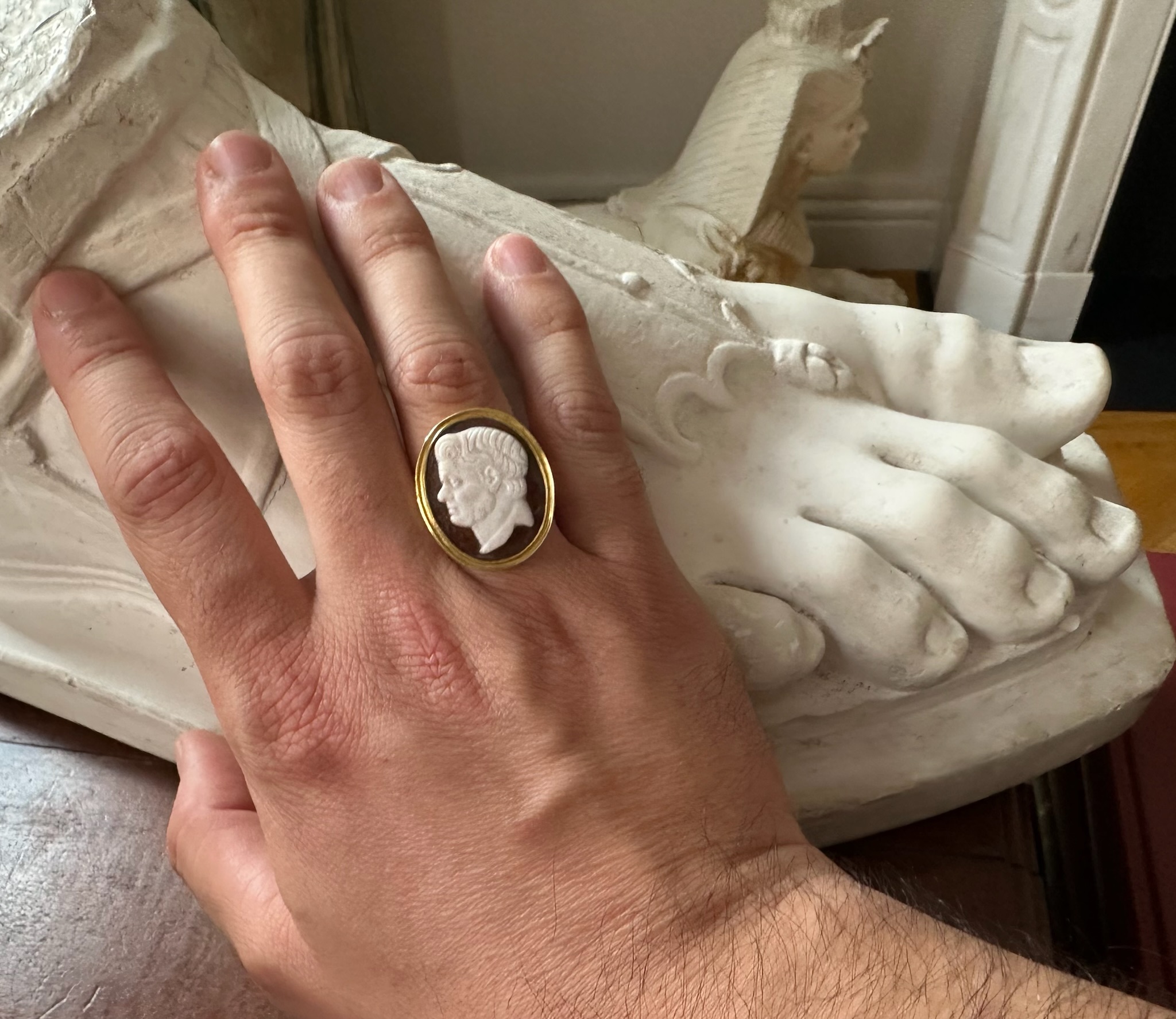 A 18k gold ring set with a 17th/18th century agate cameo. Portrait of Pompey the Great (Gnaeus Pompeius Magnus)