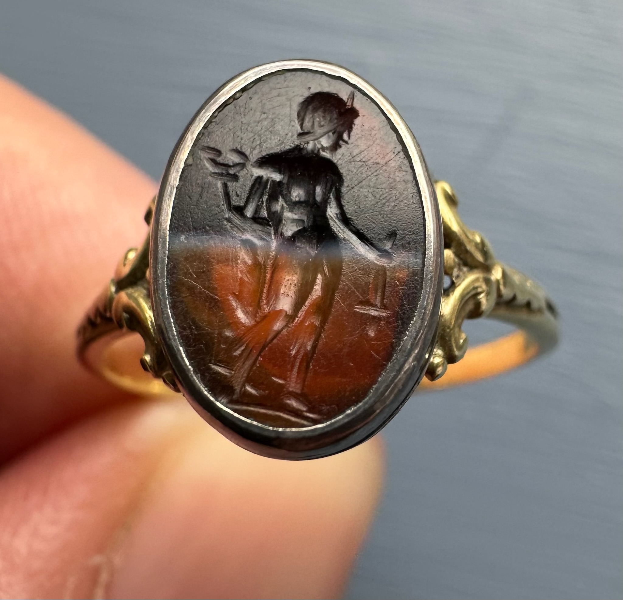 Bague en or et argent Victorienne sertie d'une intaille romaine sur agate striée. Mercure.