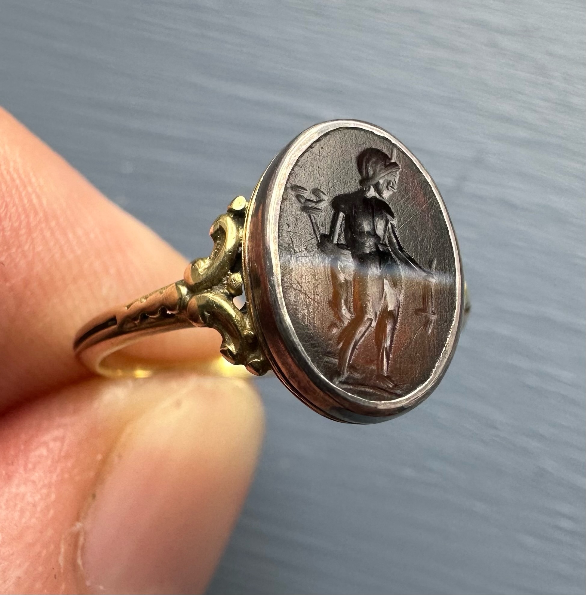Bague en or et argent Victorienne sertie d'une intaille romaine sur agate striée. Mercure.