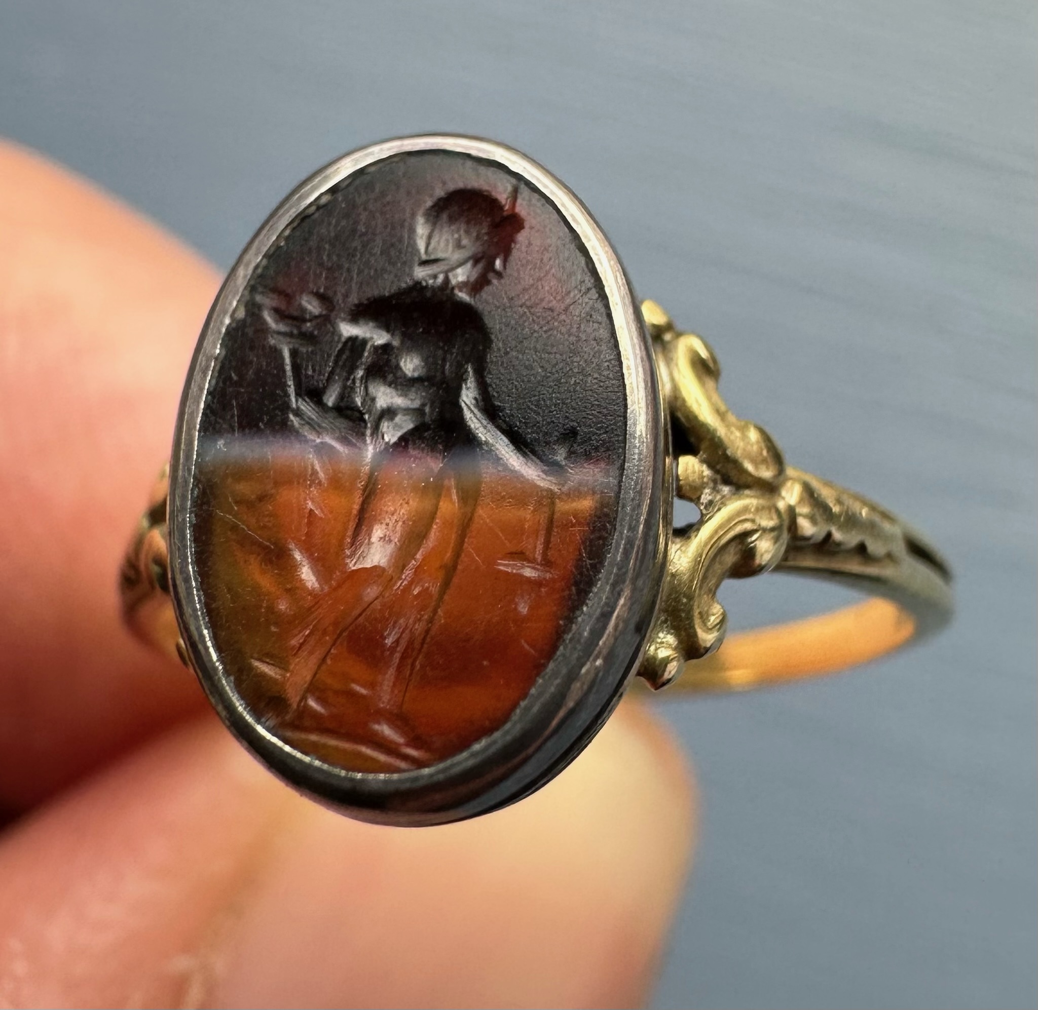 Bague en or et argent Victorienne sertie d'une intaille romaine sur agate striée. Mercure.