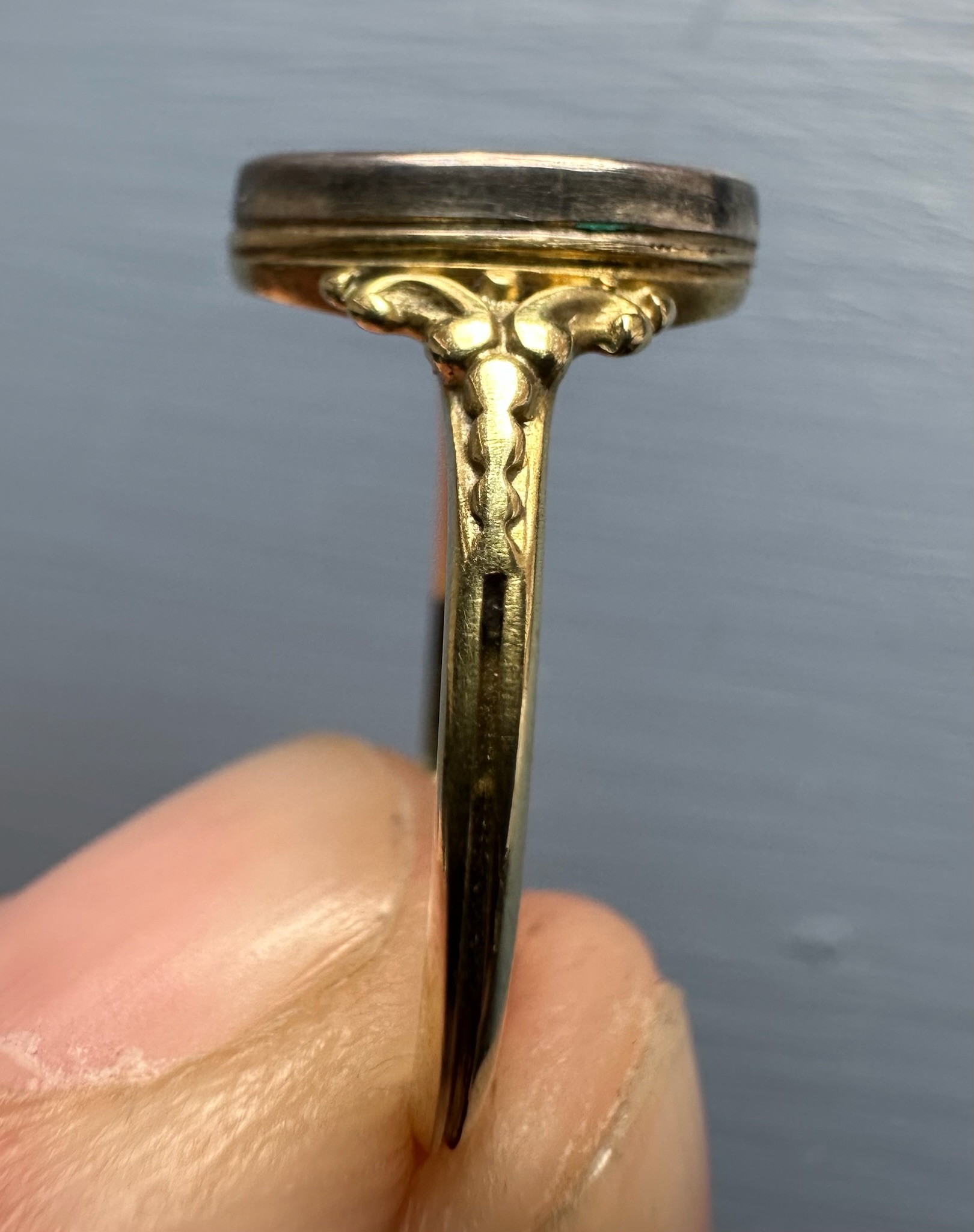 Bague en or et argent Victorienne sertie d'une intaille romaine sur agate striée. Mercure.