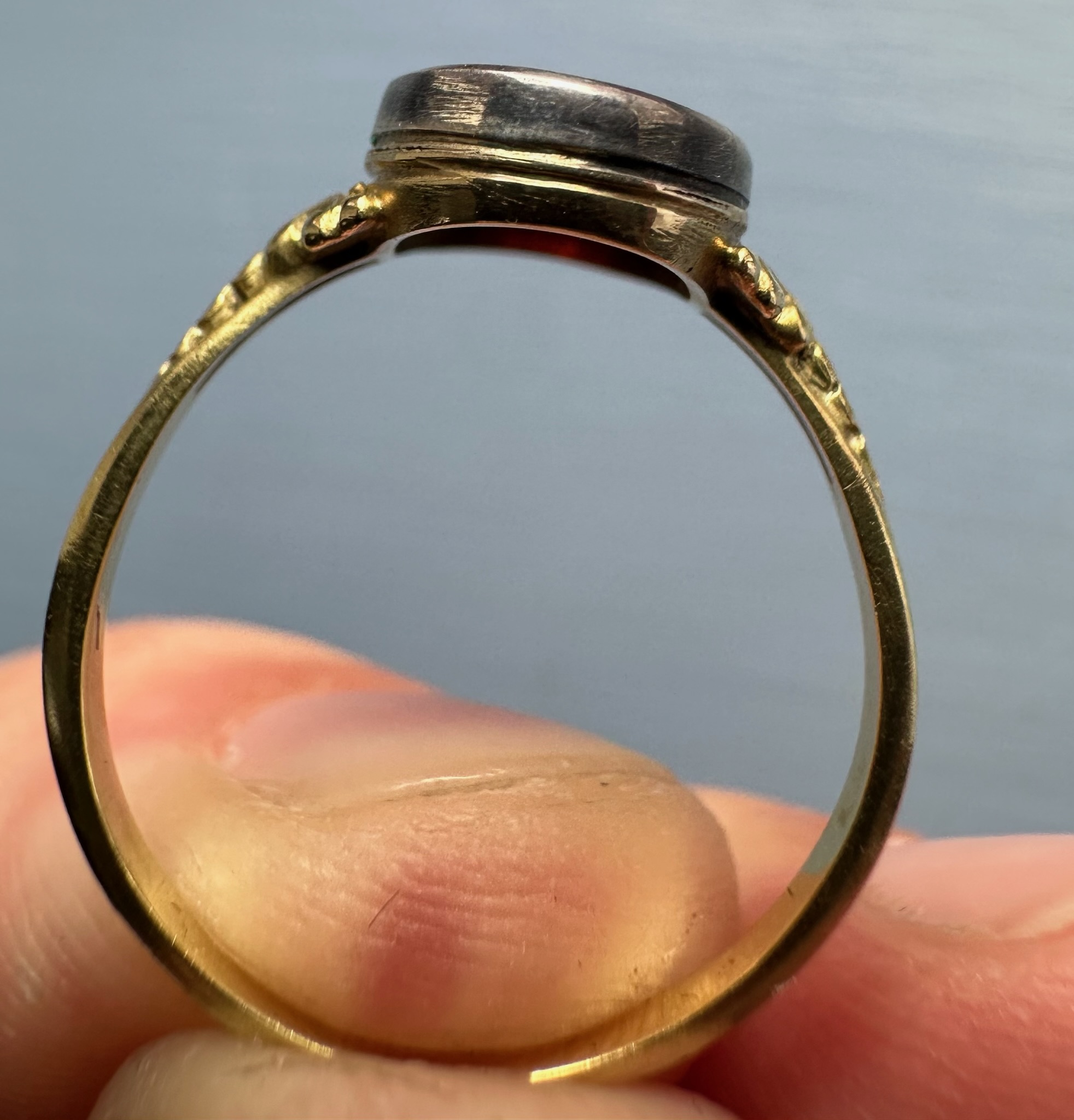 Bague en or et argent Victorienne sertie d'une intaille romaine sur agate striée. Mercure.