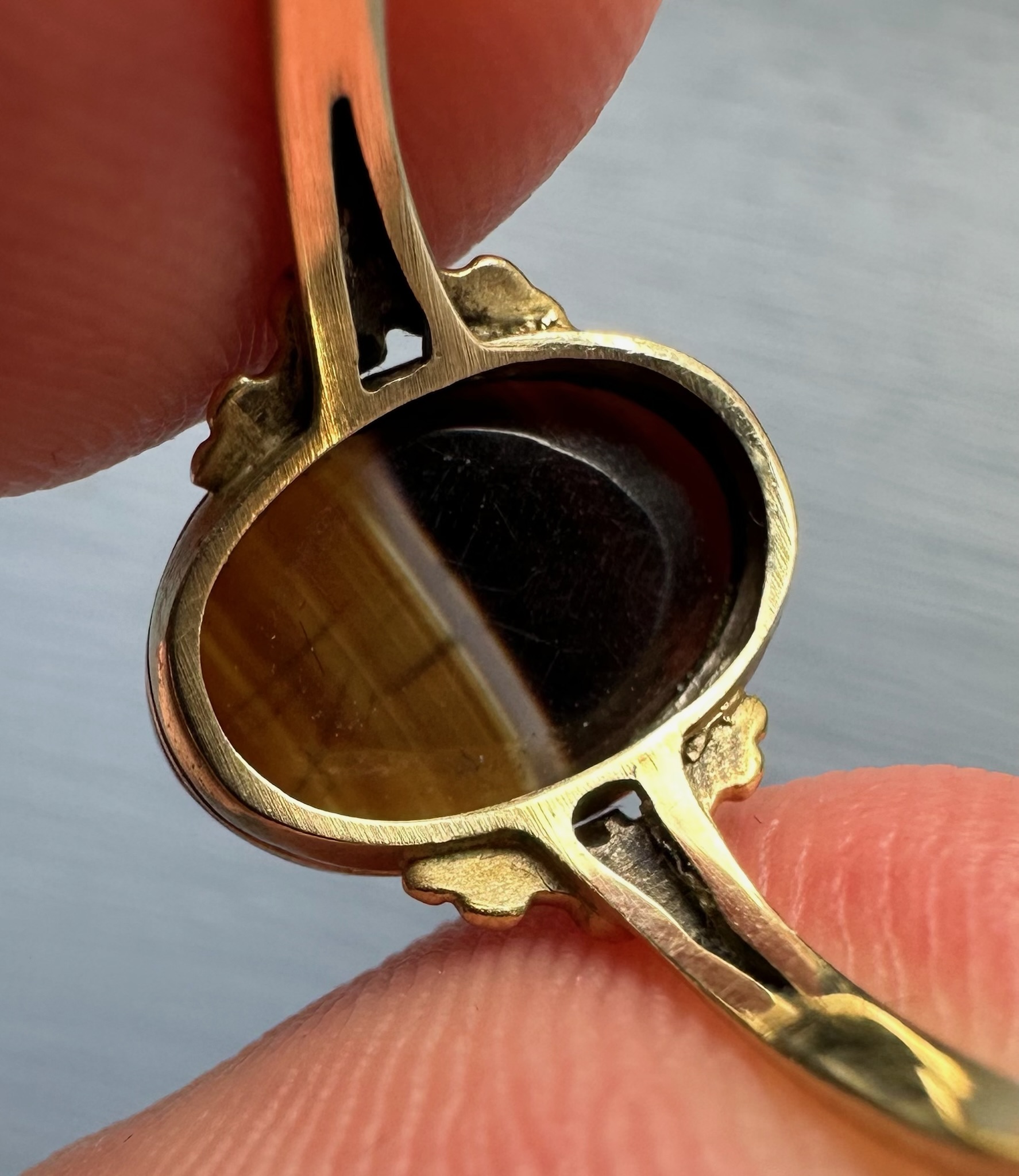 Bague en or et argent Victorienne sertie d'une intaille romaine sur agate striée. Mercure.