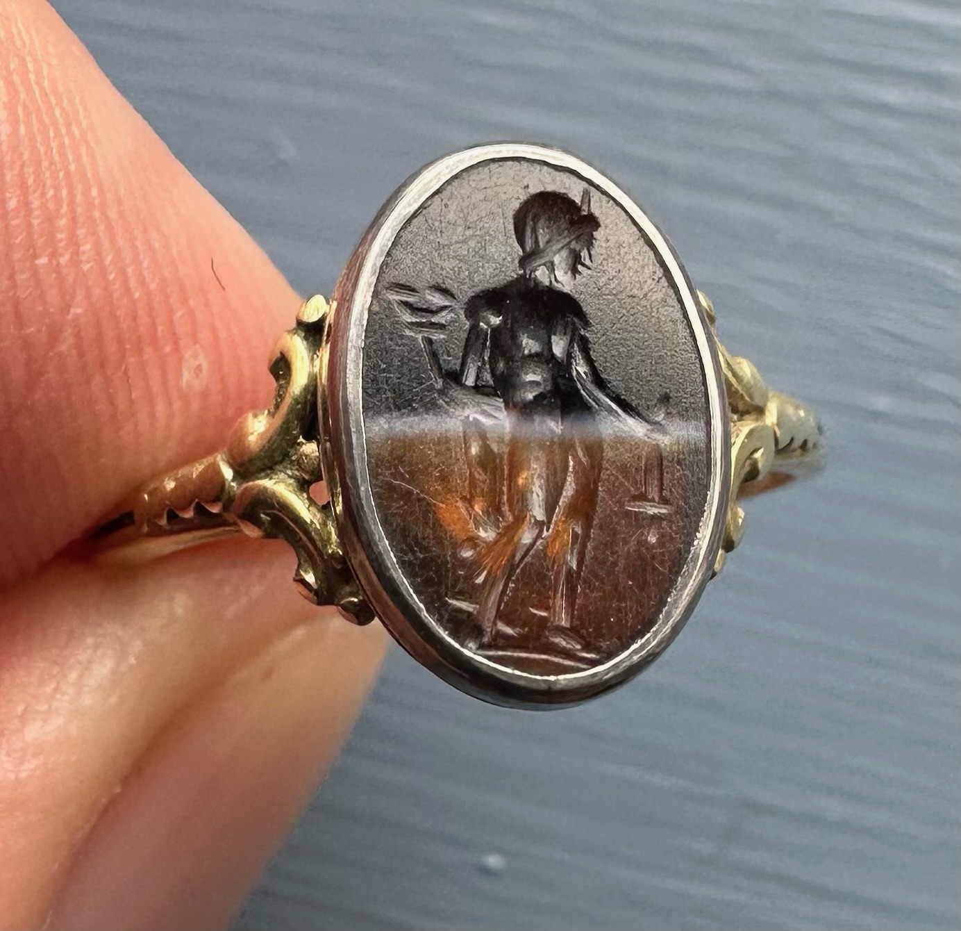 Bague en or et argent Victorienne sertie d'une intaille romaine sur agate striée. Mercure.