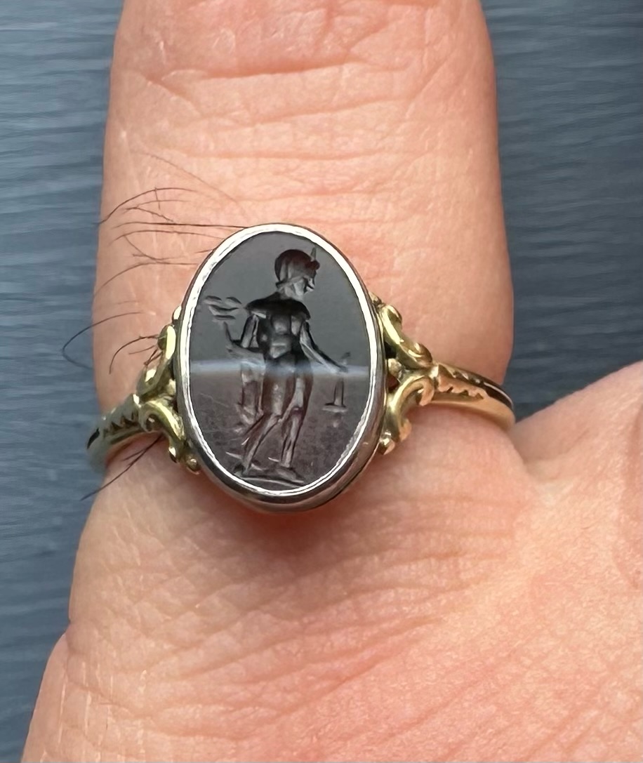 Bague en or et argent Victorienne sertie d'une intaille romaine sur agate striée. Mercure.