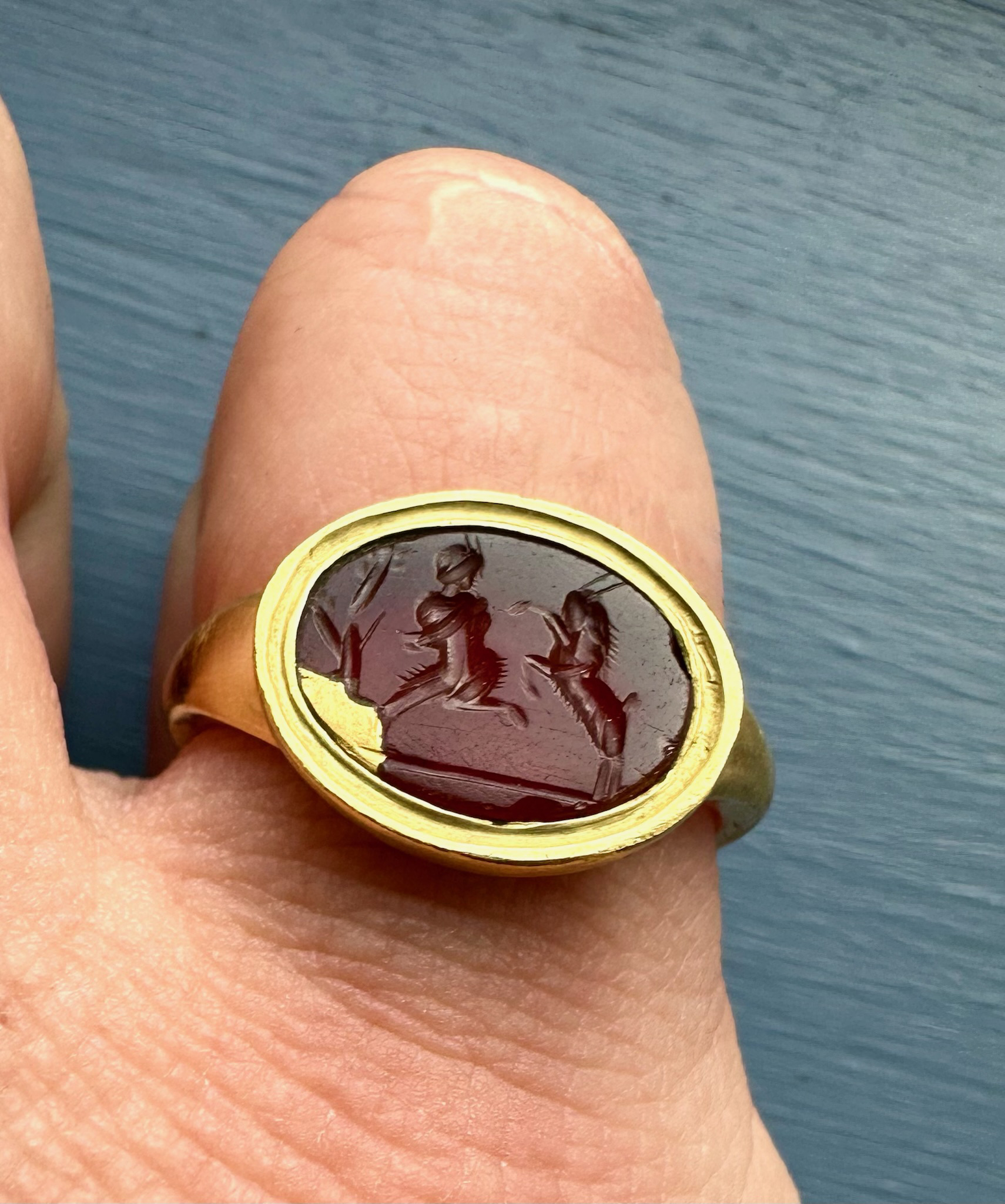 Bague en or sertie d'une intaille romaine sur cornaline. Pan combattant la chèvre.