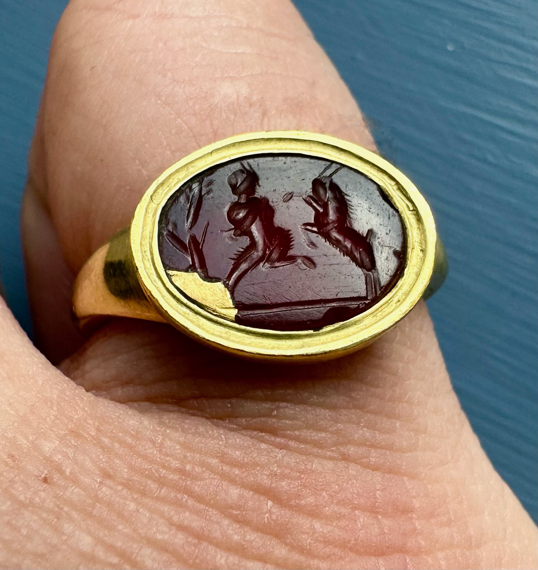 Bague en or sertie d'une intaille romaine sur cornaline. Pan combattant la chèvre.